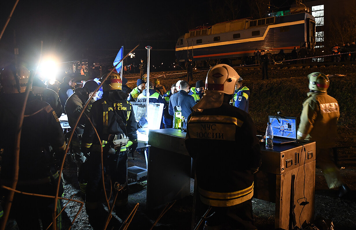 <p>Сотрудники МЧС на месте столкновения пассажирского поезда и электрички</p>