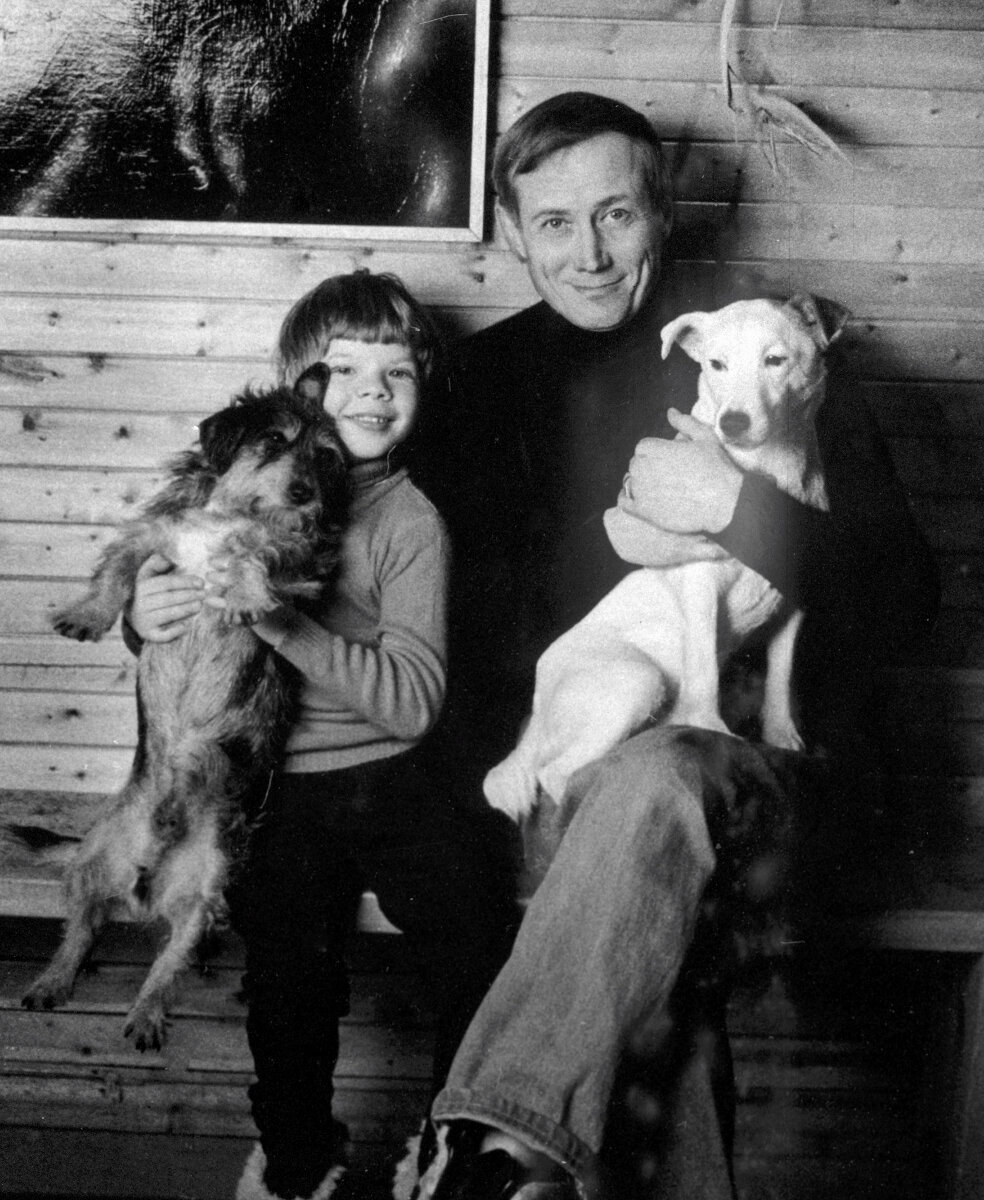 <p>Евгений Евтушенко с сыном, 1989 год.</p>