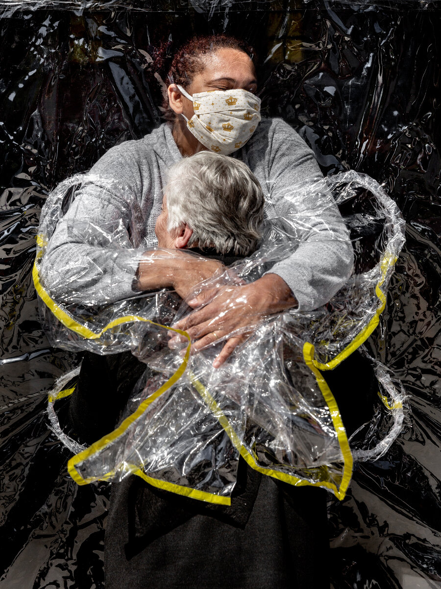 The First Embrace. <p>Номинация &laquo;Снимок года&raquo;. 85-летнюю женщину обнимает медсестра через защитную пленку для предотвращения распространения коронавируса</p>