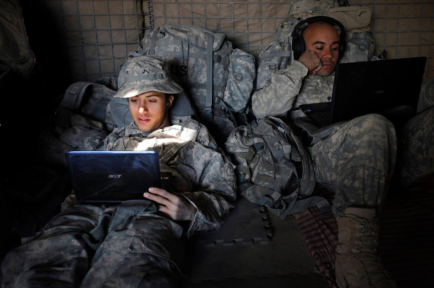 <p>Военнослужащие армии США сидят в ноутбуках на военной базе в провинции Кандагар, 26 ноября 2010 года</p>