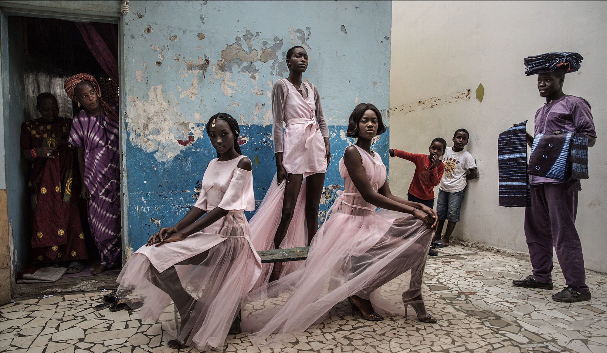 <p>Победитель в номинации &laquo;Портрет&raquo;.&nbsp;Диарра Надье, Ндейе Фату Мбае и Мариза Сахо позируют в платьях от местного модельера в Дакаре, Сенегал</p>