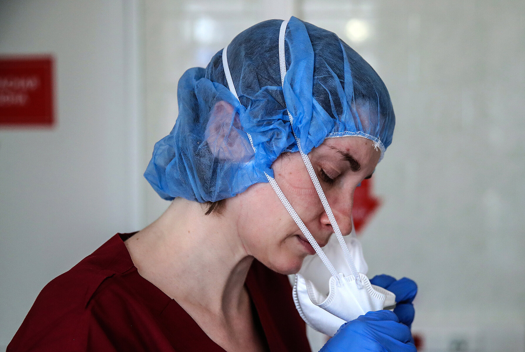 <p>Врач снимает маску после смены в ГКБ №64, где оказывают помощь пациентам с коронавирусной инфекцией</p>