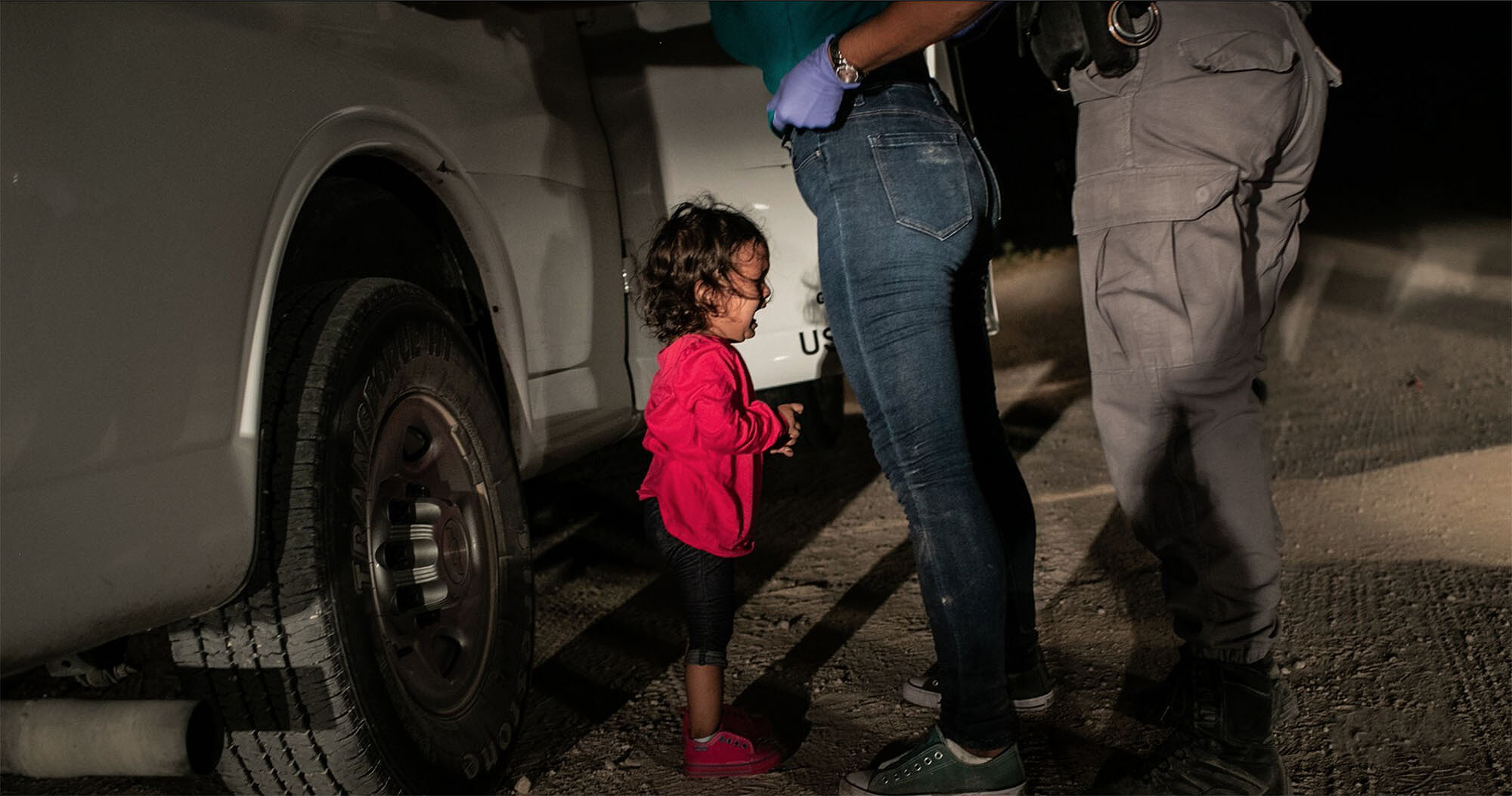 <p>Фото года. Американский пограничник обыскивает Сандру Санчес из Гондураса на глазах у ее маленькой дочери</p>