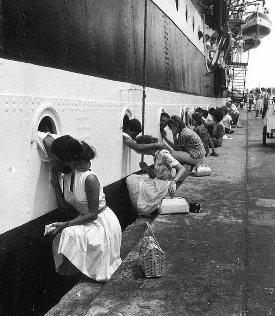 <p>Итальянские моряки прощаются с девушками. 1963</p>