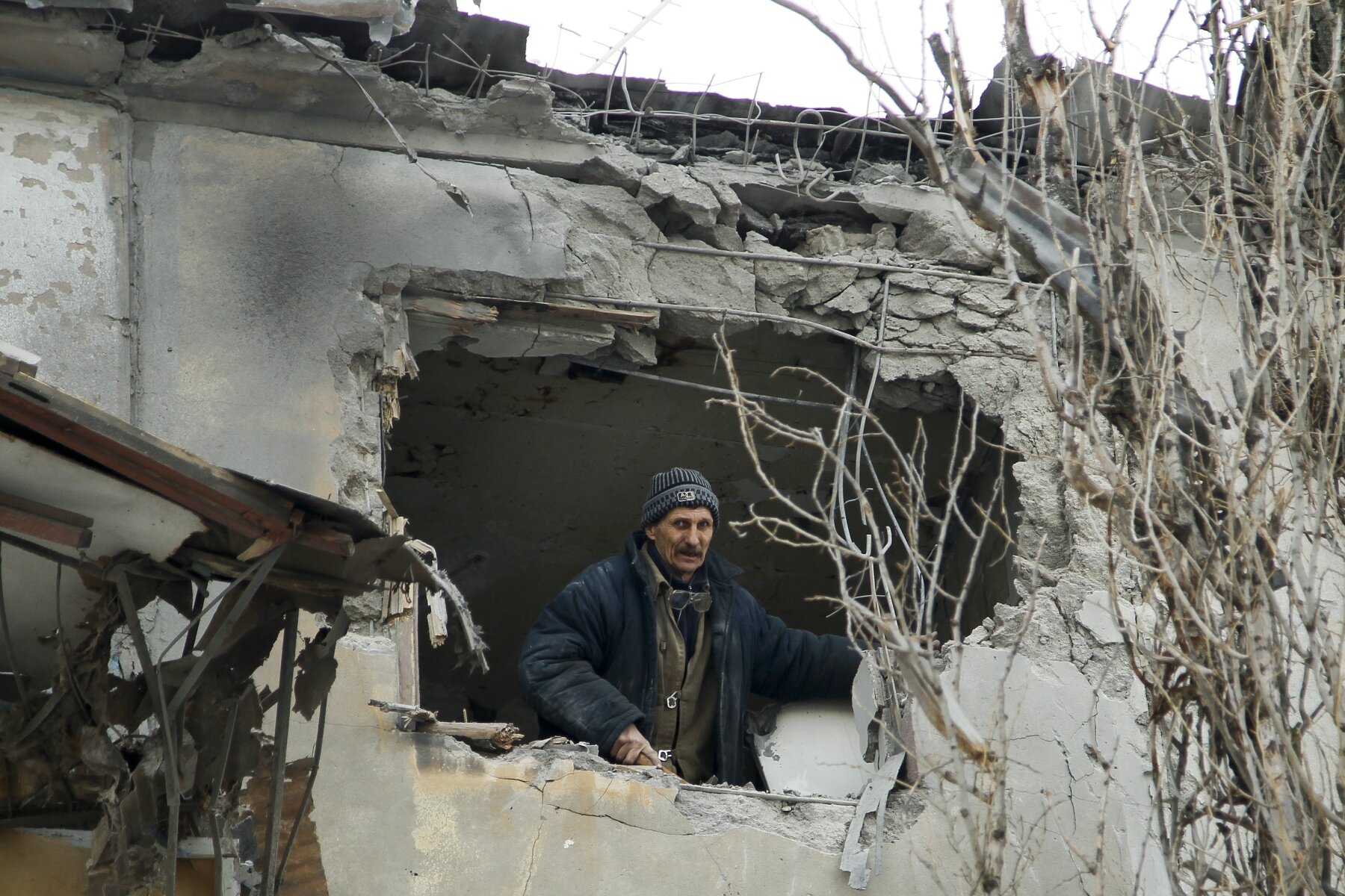 <p>Житель Авдеевки осматривает здание, которое было повреждено во время боевых действий между украинской армией&nbsp;и сепаратистами.<br />
&nbsp;</p>