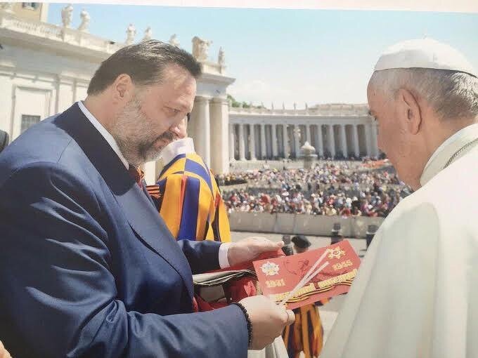 <p>Депутат Госдумы от КПРФ Павел Дорохин в мае 2016 года подарил папе римскому Франциску георгиевскую ленточку в честь Дня победы. Это произошло на генеральной аудиенции папы римского на площади Святого Петра в Ватикане.</p>