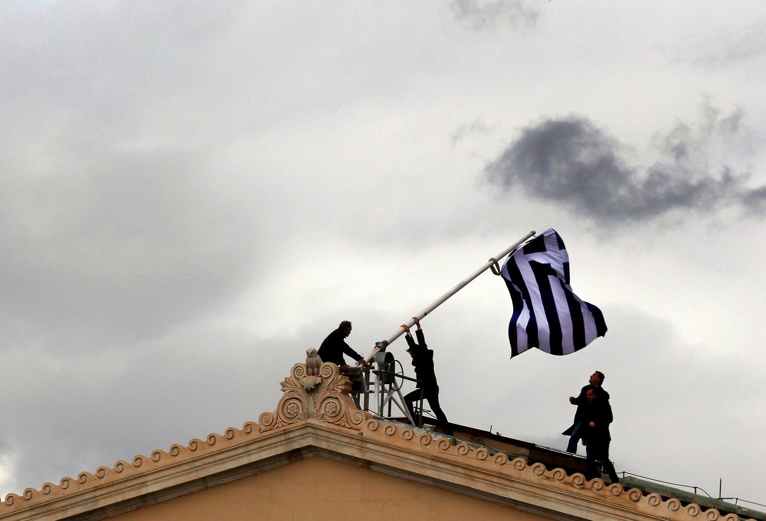 <p>Сотрудники греческого парламента заменяют разорванный флаг новым. 18 апреля 2012 года</p>