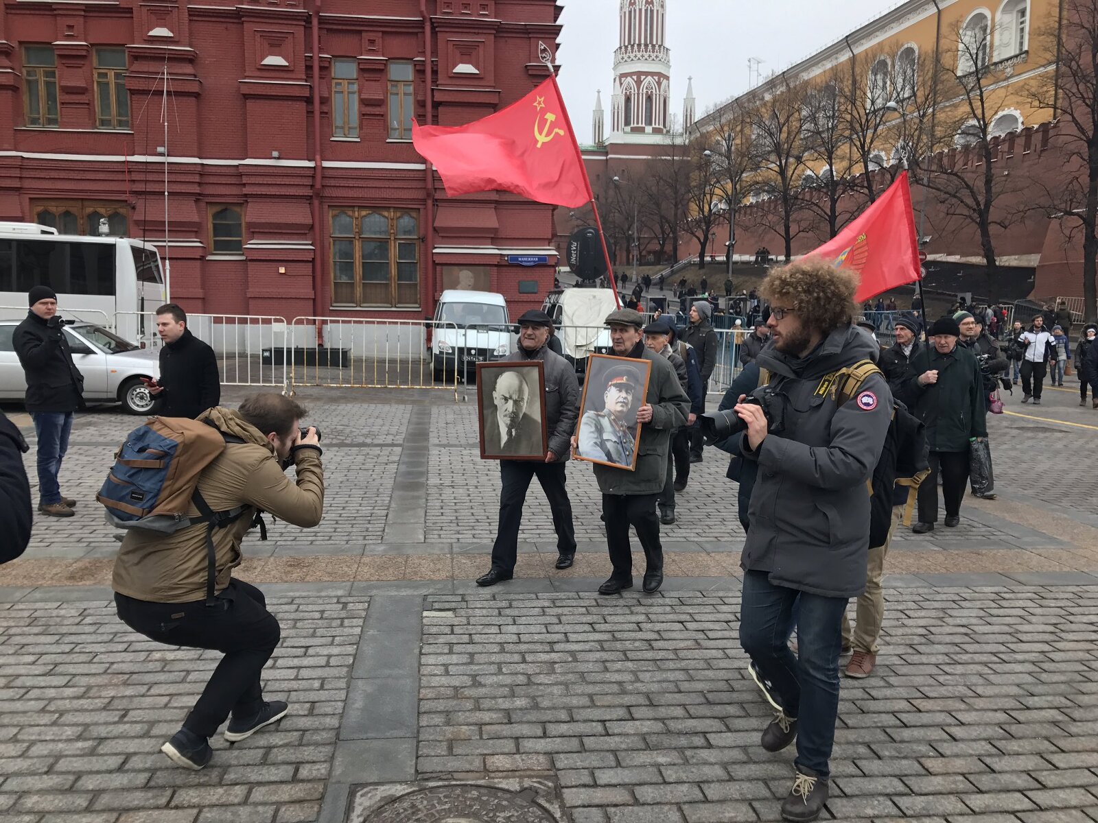 <p>Около 12 часов на Манежной площади появилось также несколько людей с советскими флагами, портретами Ленина и Сталина. Их полиция задерживать не стала.</p>