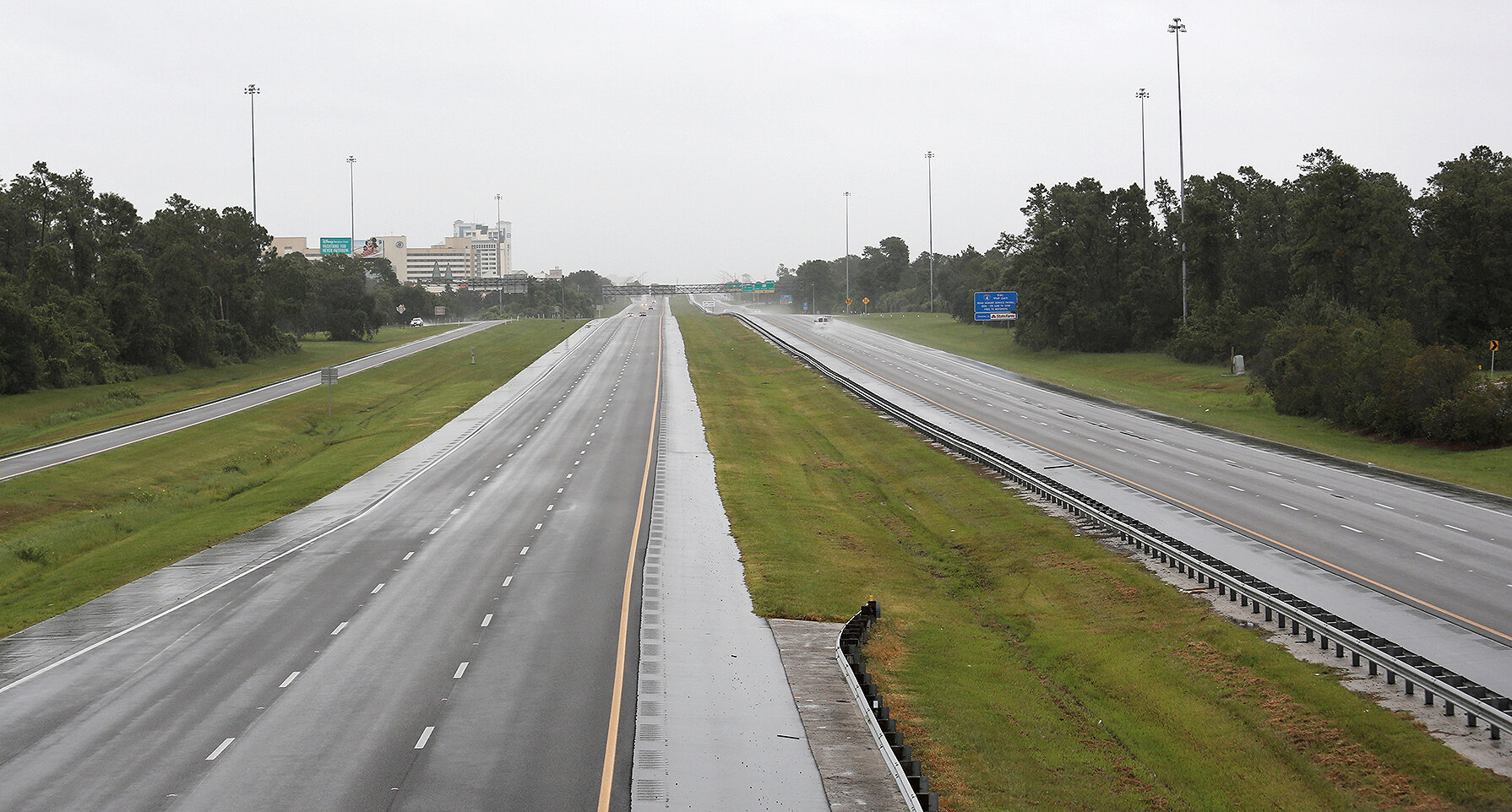 <p>Пустое шоссе № 4&nbsp;в городе Киссимми&nbsp;(штат Флорида)&nbsp;незадолго до прихода урагана &laquo;Ирма&raquo;.</p>