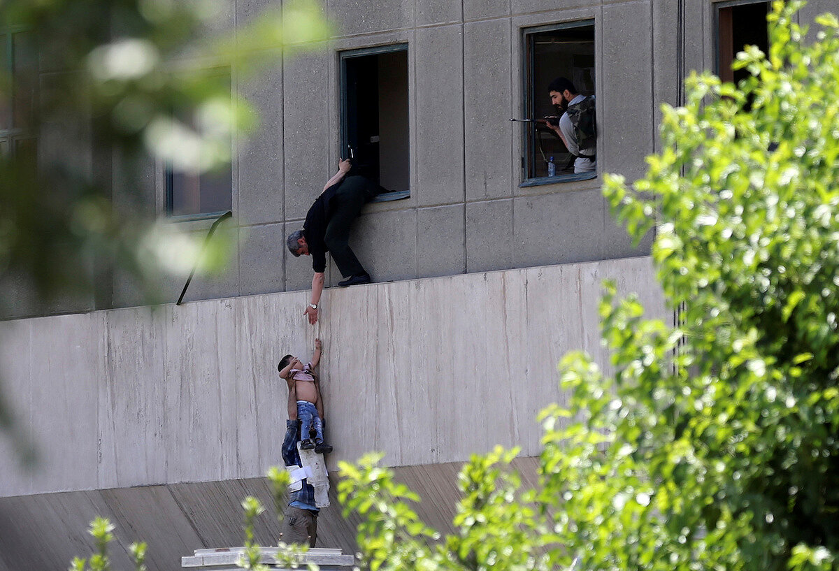 <p><strong>7 июня. Тегеран, Иран</strong></p>

<p>Мальчика эвакуируют во время <a href="https://tvrain.ru/articles/iran-436624/" target="_blank">нападения</a>&nbsp;на парламент.</p>
