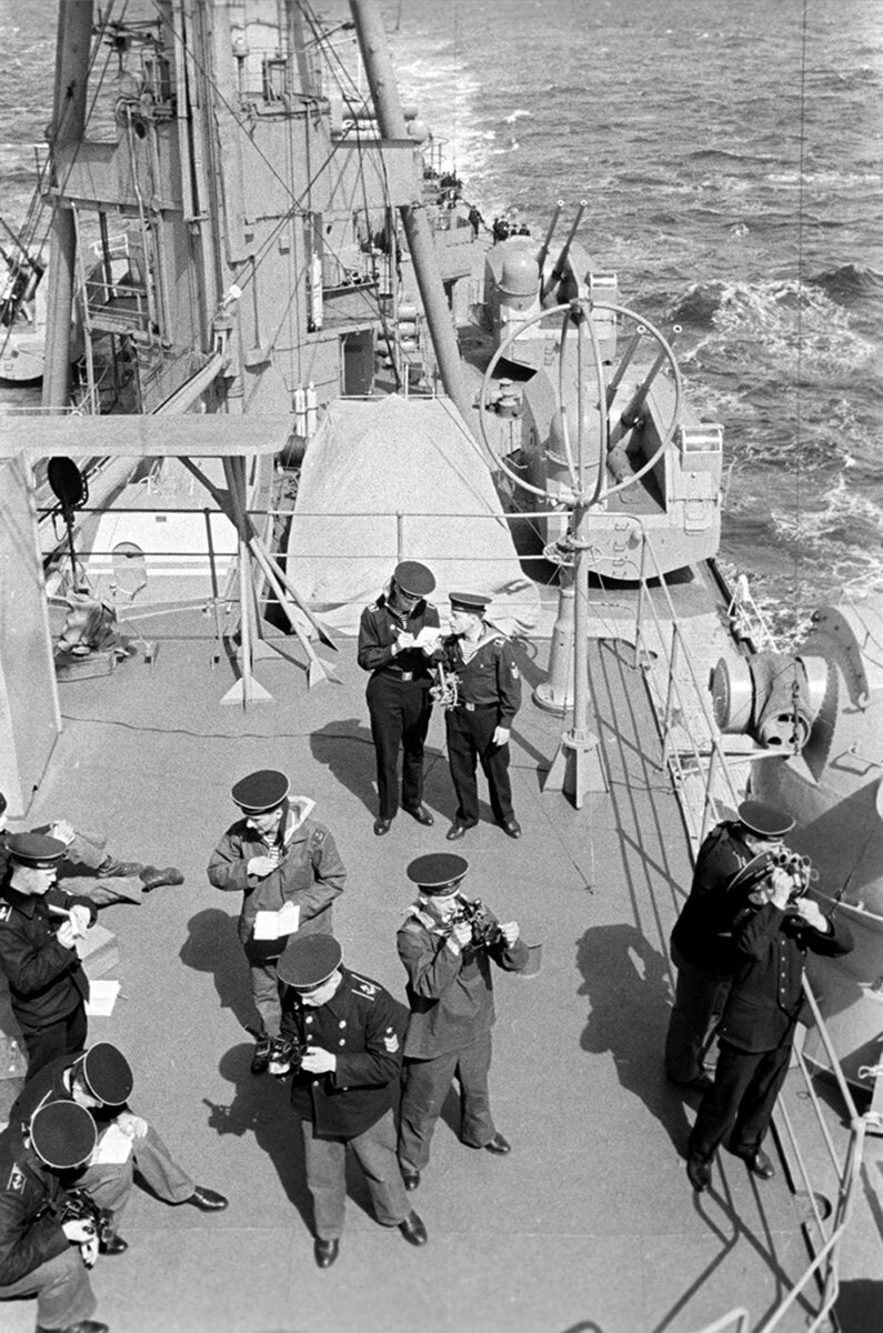<p>Экипаж крейсера &laquo;Дмитрий Пожарский&raquo; во время учений в Тихом океане, 1968</p>