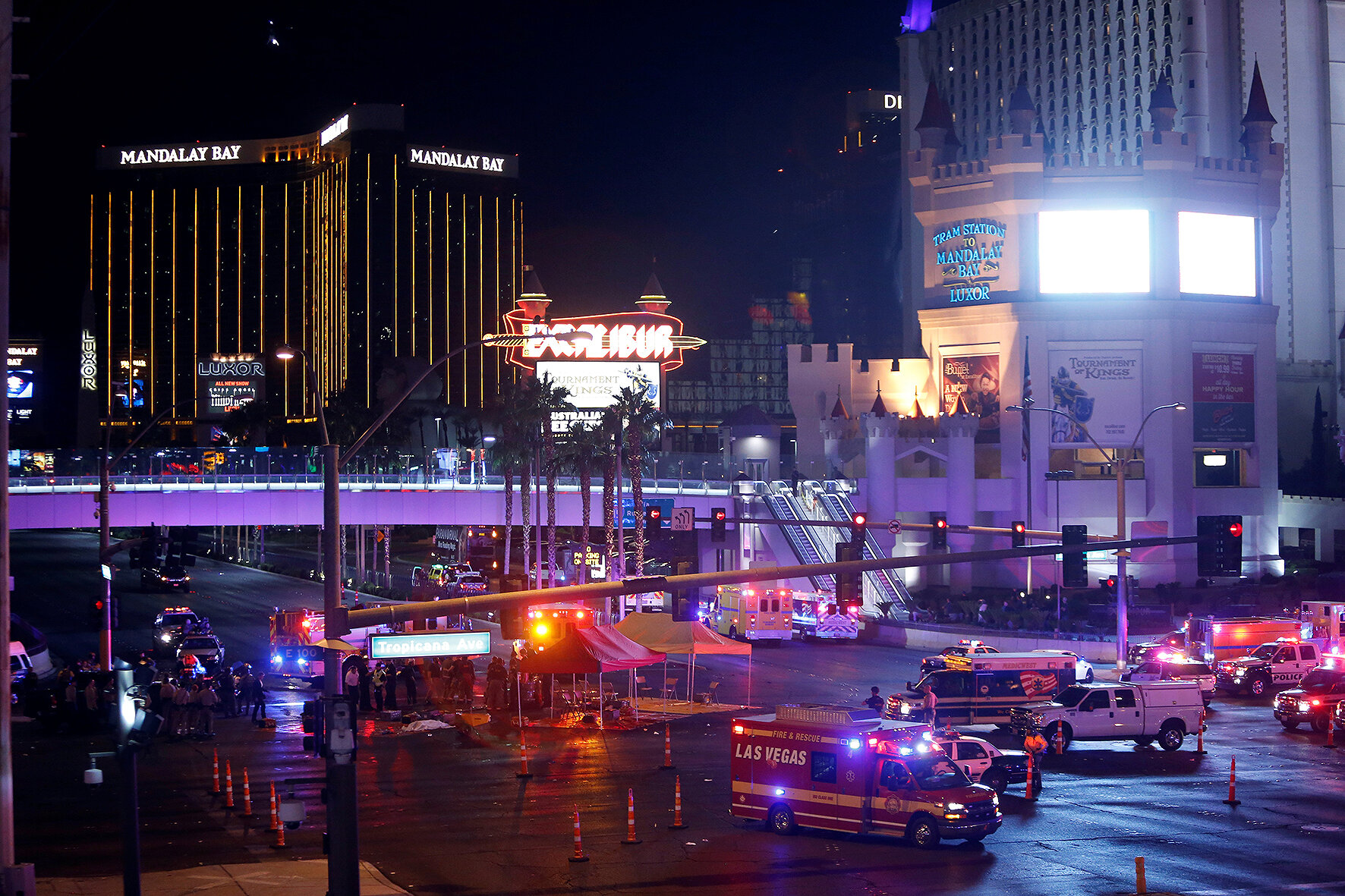 <p>Сотрудники полиции и&nbsp;скорой помощи на пересечении Тропикана-авеню и бульвара Лас-Вегас после стрельбы на музыкальном фестивале.</p>