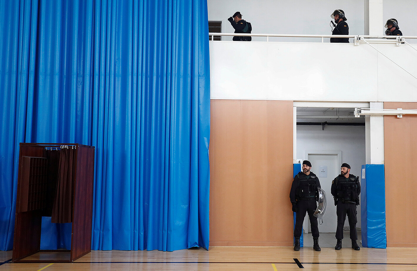 <p>Сотрудники испанской полиции перекрыли вход на избирательный участок, на котором должен был проголосовать президент женералитата&nbsp;(исполнительной власти&nbsp;Каталонии)&nbsp;Карлес Пучдемон.</p>