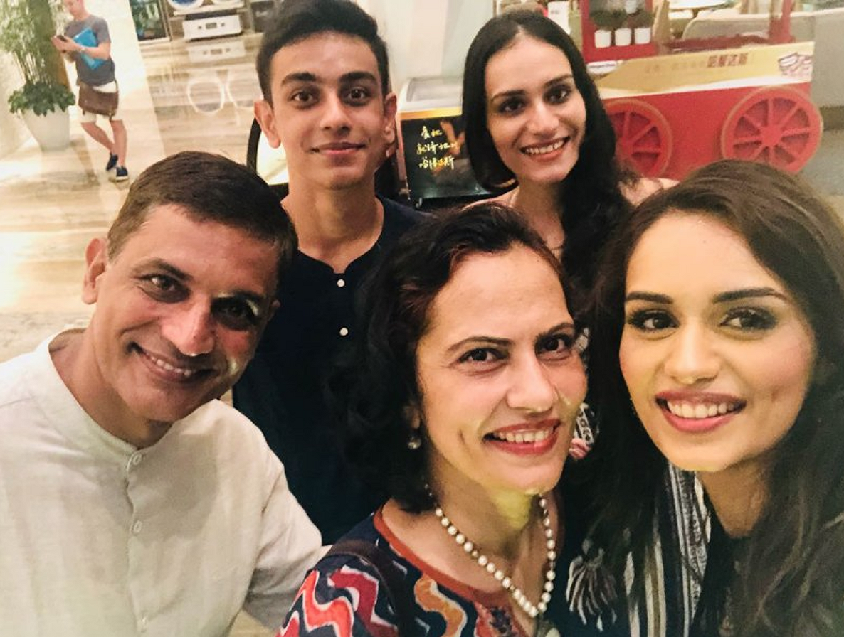 <p>Мануши Чхиллар с семьей</p>