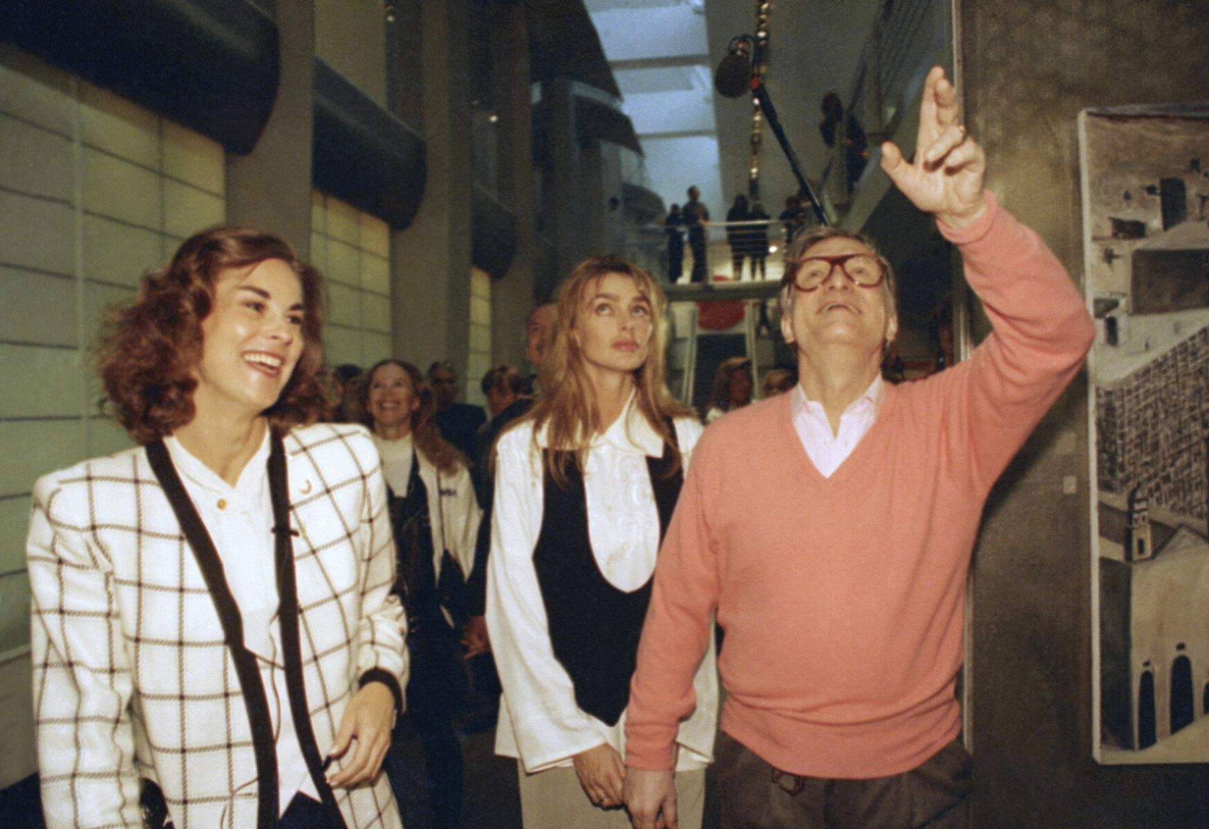 <p>Хью Хефнер в новом&nbsp;корпоративный штабе со своей дочерью &mdash; председателем компании и главным исполнительным директором Кристи Хефнер, и своей женой Кимберли (в центре), октябрь 1992 года, Чикаго</p>
