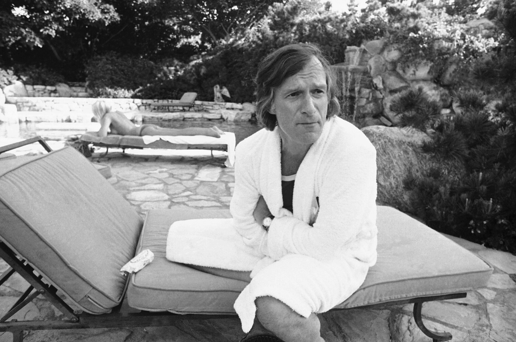 <p>Хью Хефнер на заднем дворе своего особняка в Лос-Анджелесе дает интервью корреспонденту Playboy Company, август&nbsp;1975 года.</p>

<p>&nbsp;</p>