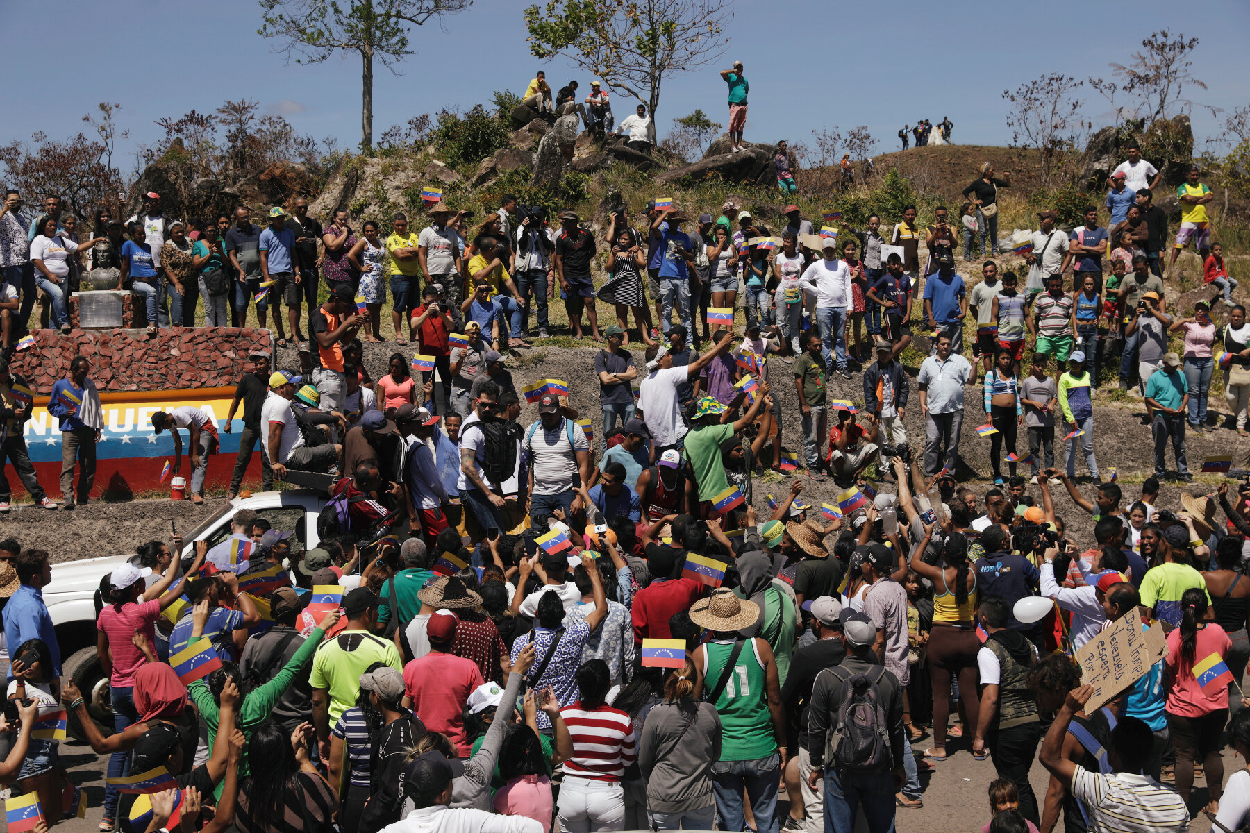 <p>Люди собираются на границе&nbsp;между Венесуэлой и Бразилией.</p>