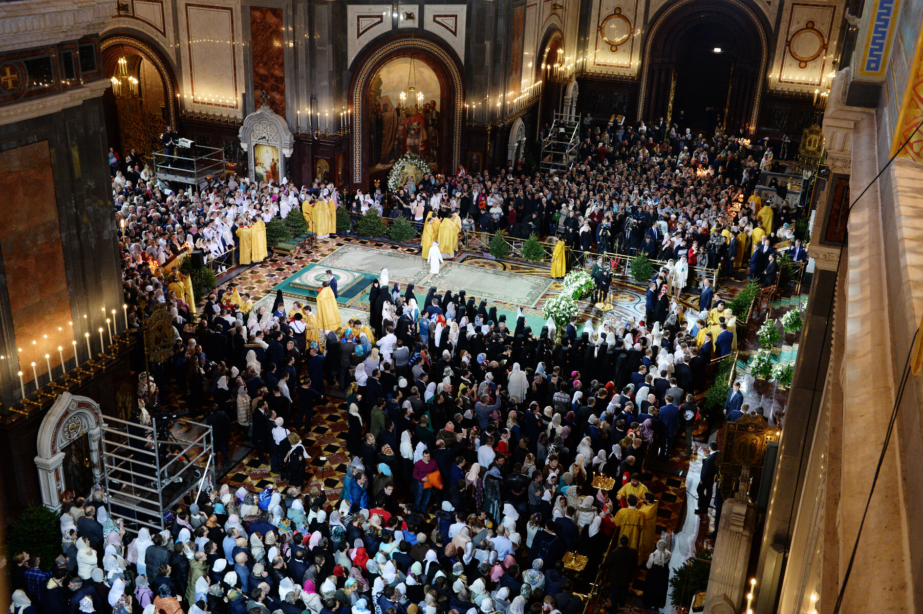 <p>Всего на рождественской службе в Храме Христа Спасителя собрались около пяти тысяч человек.</p>