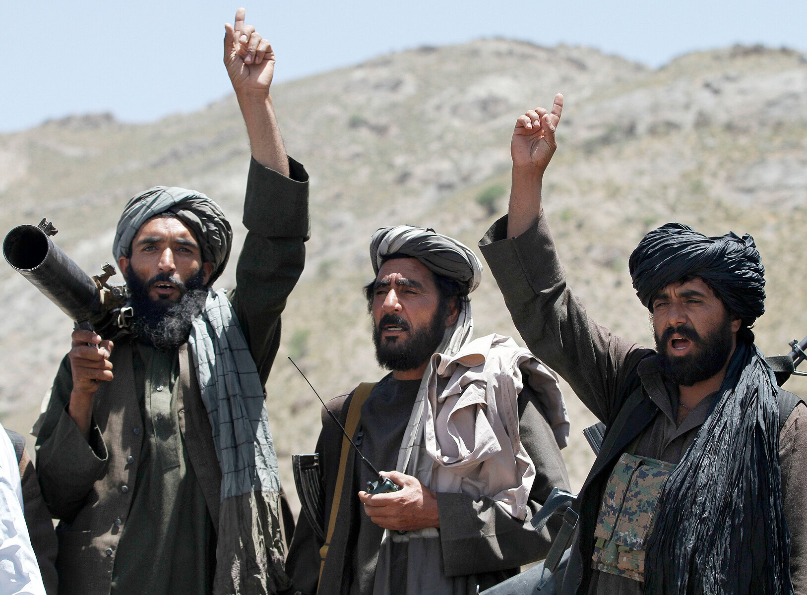 <p>Талибы приветствуют слова своего вышестоящего командира в провинции Герат, 27 мая 2016 года</p>