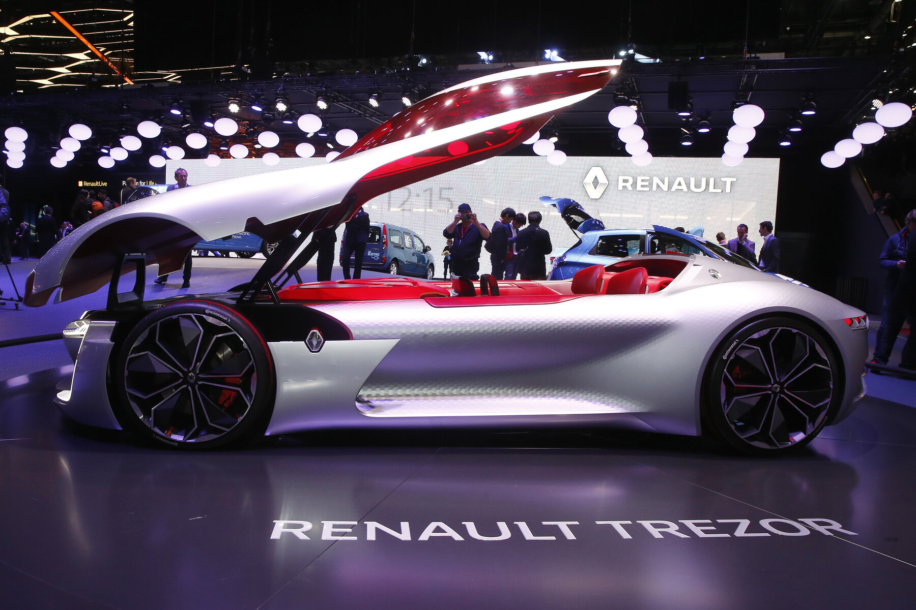 <p>Компания Renault представила электрический концепт Trezor. Кузов модели выполнен из карбона, дверью служит откидная секция, которая включает в себя крышу, лобовое стекло и капот. Красиво, но непрактично.</p>