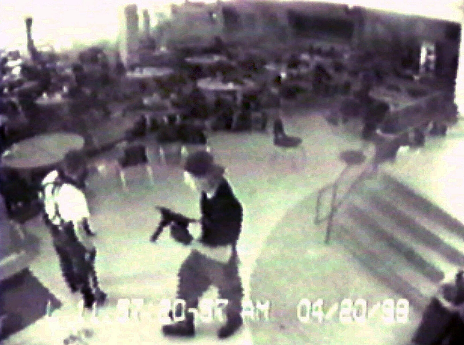 <p>Эрик Харрис (слева) и Дилан Клиболд во время стрельбы</p>