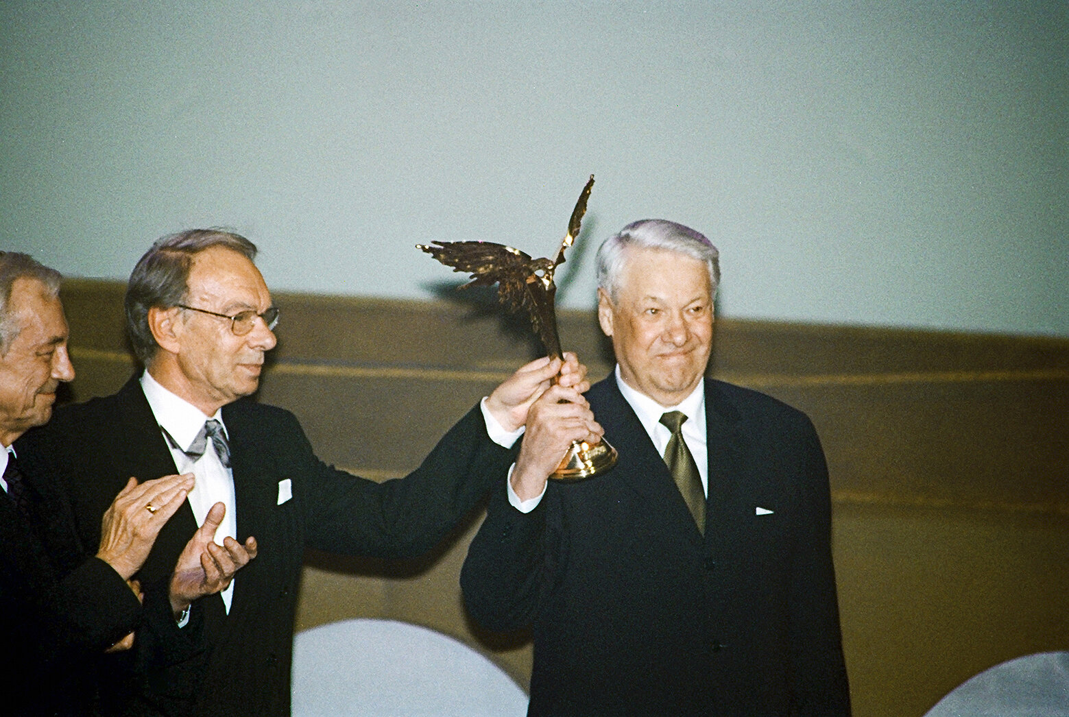 <p>Первый президент России Борис Ельцин (справа) на торжественной церемонии присуждения ежегодной премии Академии кинематографических искусств &laquo;Ника-2001&raquo; вручает Баталову награду в номинации &laquo;За честь и достоинство&raquo;</p>