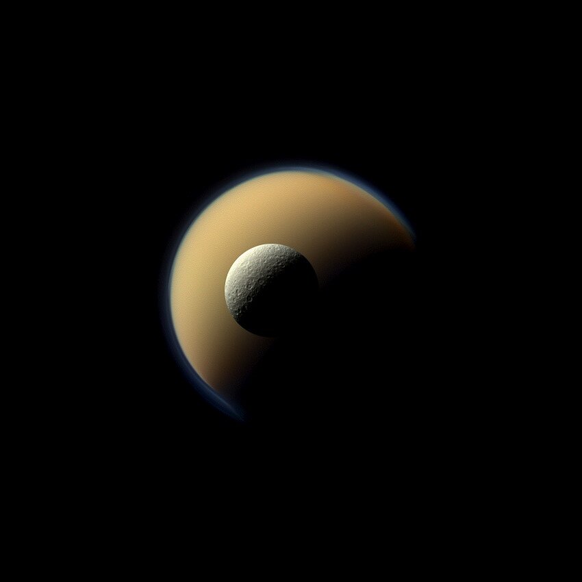 <p>Два самых больших&nbsp;спутника&nbsp;Сатурна: Титан и Рея</p>