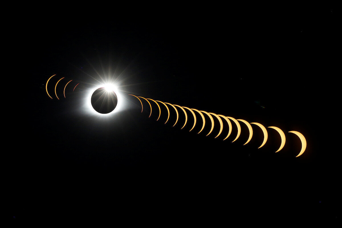 <p><strong>21 августа. Гора Клингманс-Доум, США</strong></p>

<p>Составное изображение из 21 фотографии солнечного затмения, полная фаза которого наблюдалась на территории США.</p>