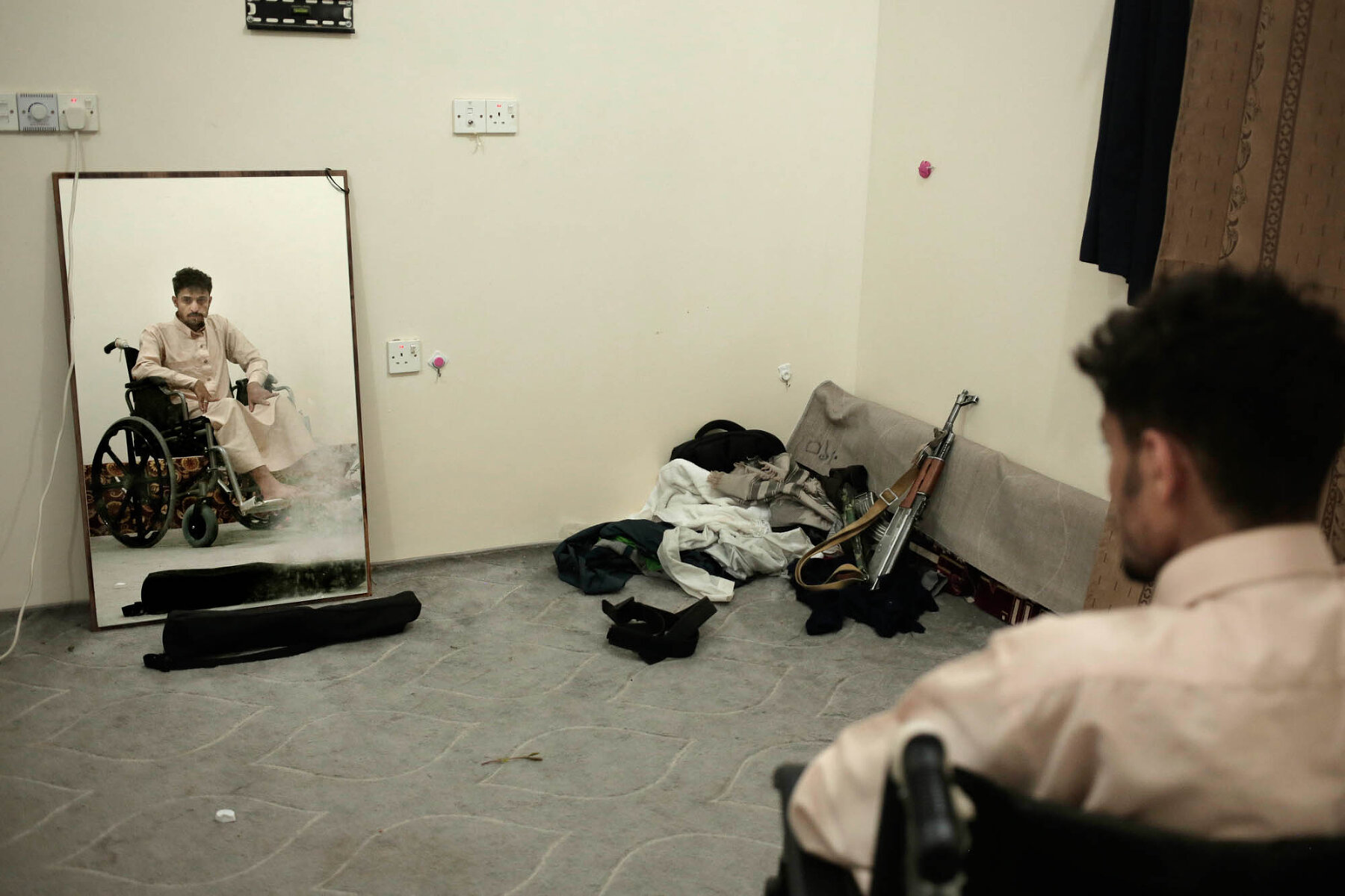 <p>Анас аль-Саррари сидит в инвалидном кресле у себя дома в Марибе. 26-летний активист рассказывает, что его парализовало после пыток повстанцами-хуситами. Аль-Саррари&nbsp;подвесили за запястья на решетку тюремной камеры и держали в таком положении 60 дней, постоянно избивая</p>