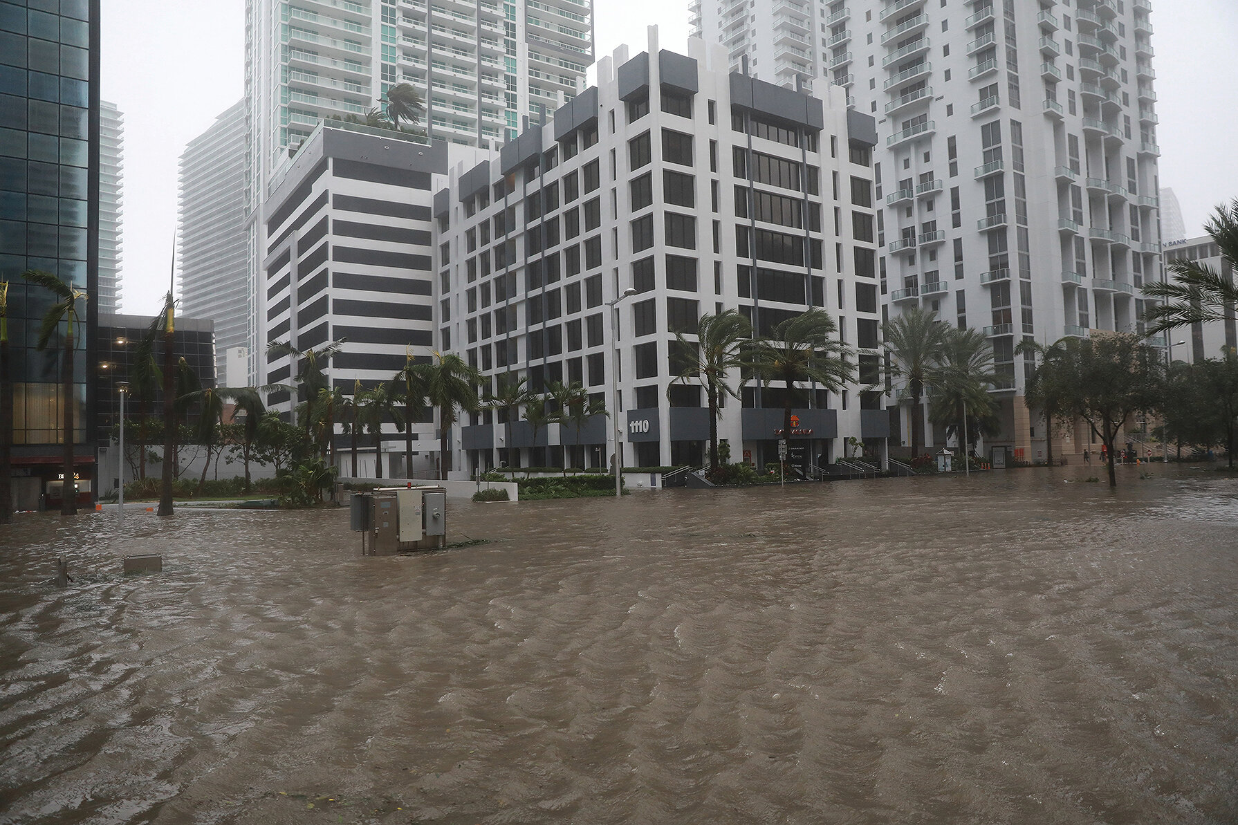<p>Затопленным оказался финансовый район Майами Брикелл.</p>