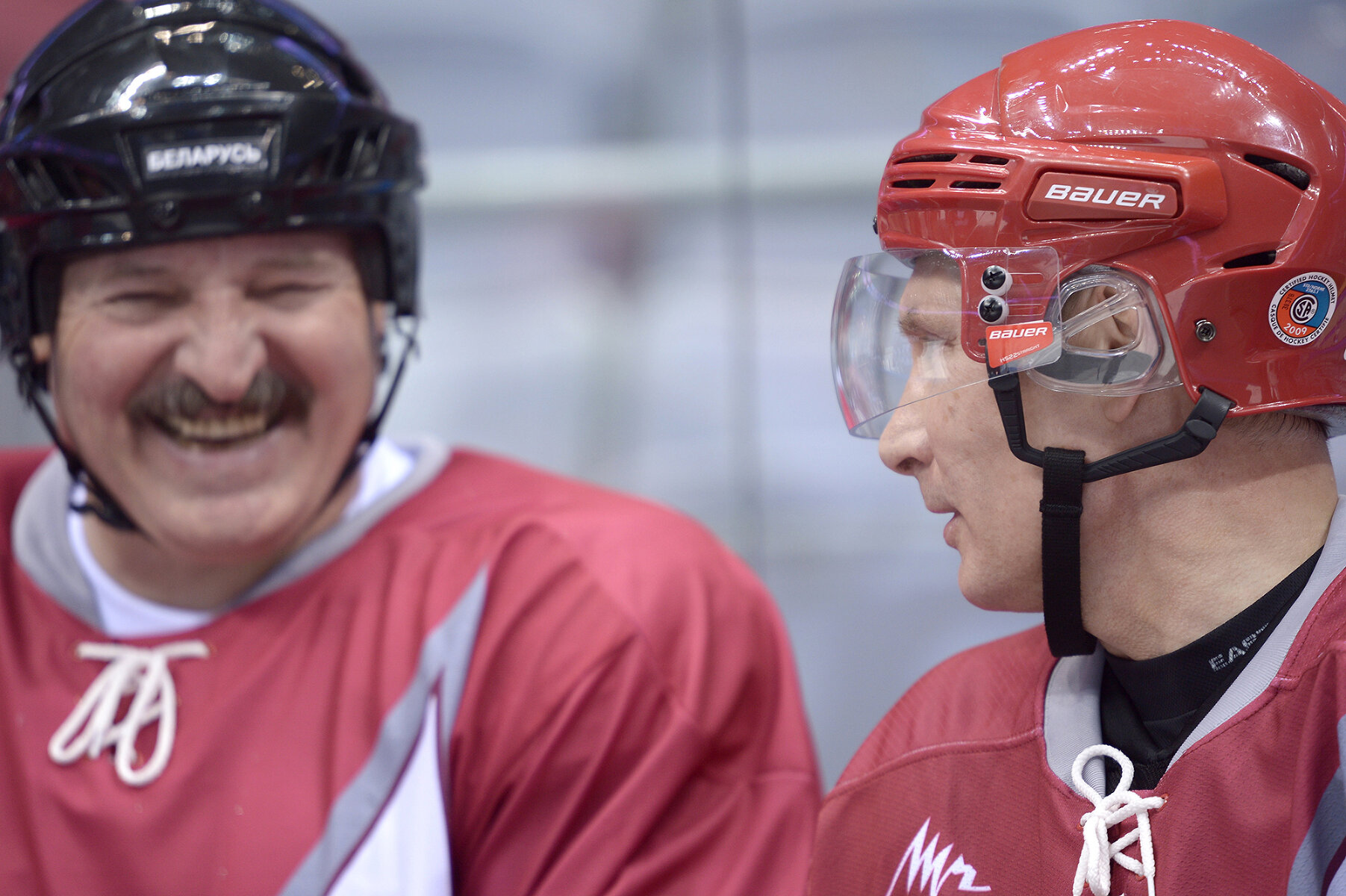 <p>Лукашенко с Владимиром Путиным во время товарищеского хоккейного матча, 4 января 2014 года</p>