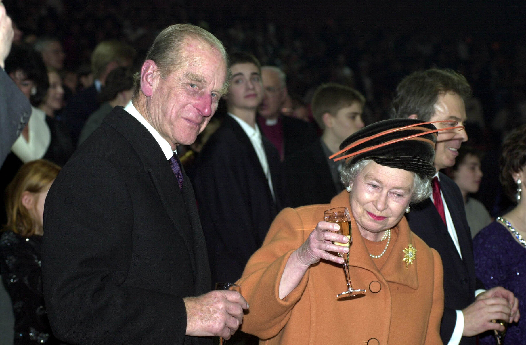 <p>Принц Филипп с королевой Елизаветой II празднуют Новый год в 2000 году в Куполе тысячелетия в Гринвиче</p>