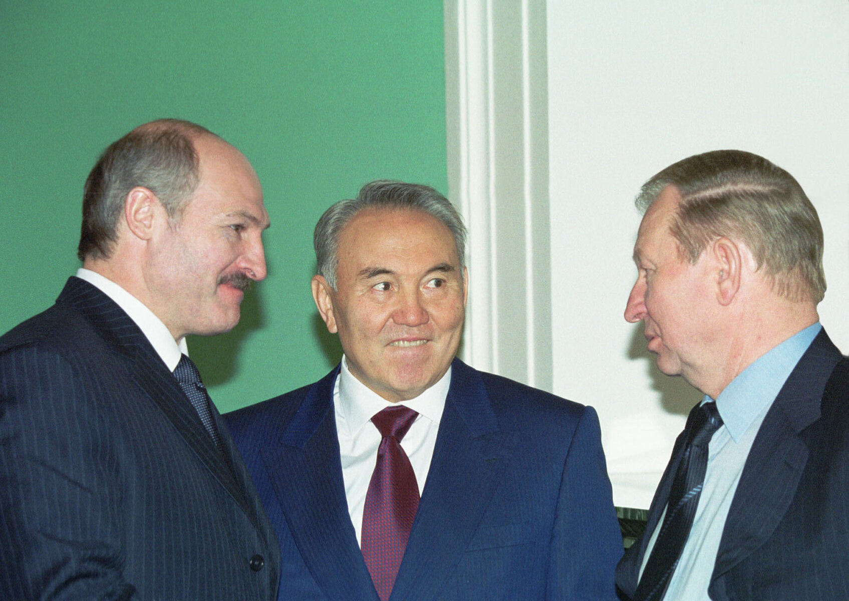 <p>Лукашенко, Нурсултан Назарбаев и Леонид Кучма, 30 ноября 2001 года</p>