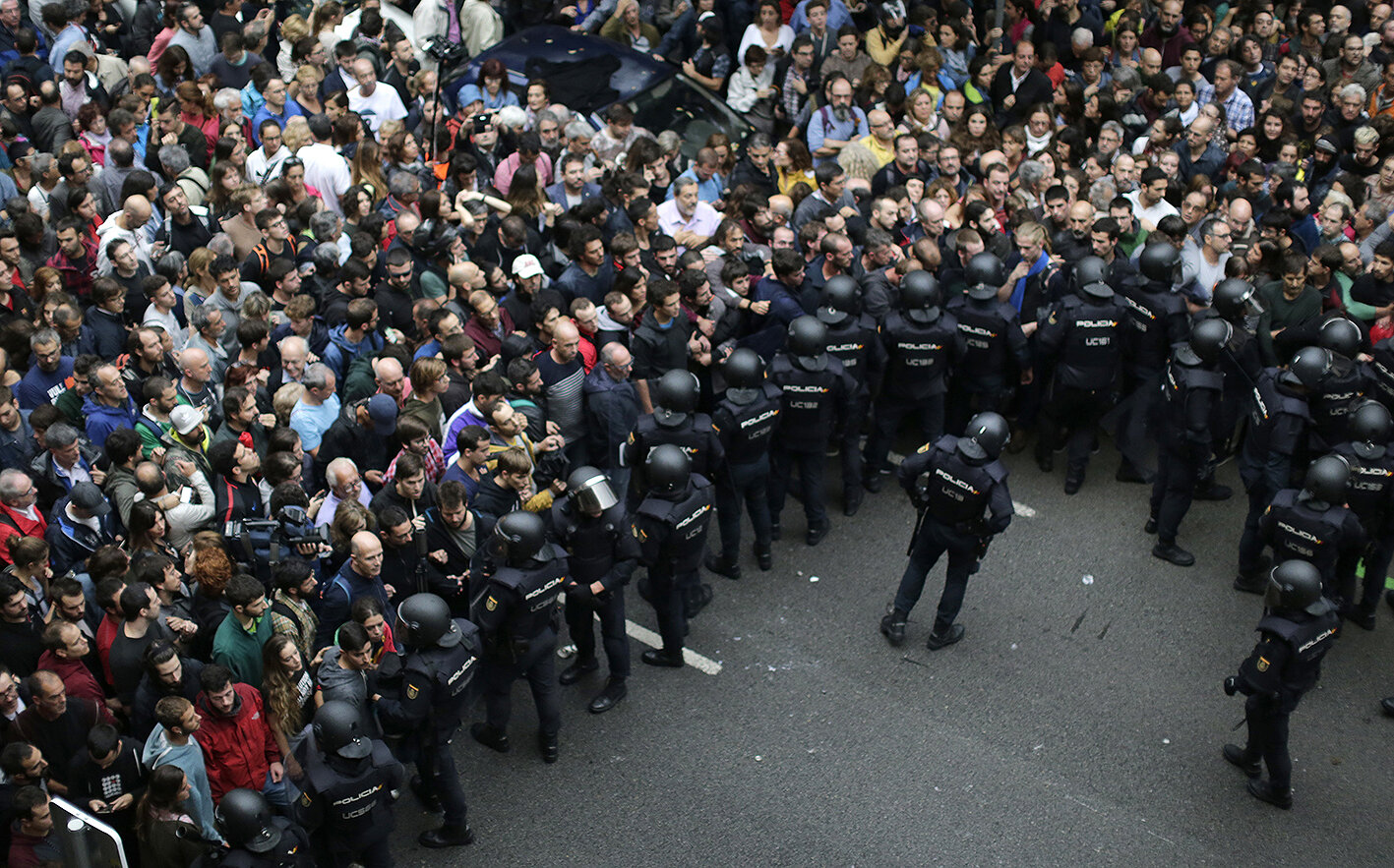 <p>Испанская национальная полиция перекрыла&nbsp;людям проход на избирательный участок.</p>