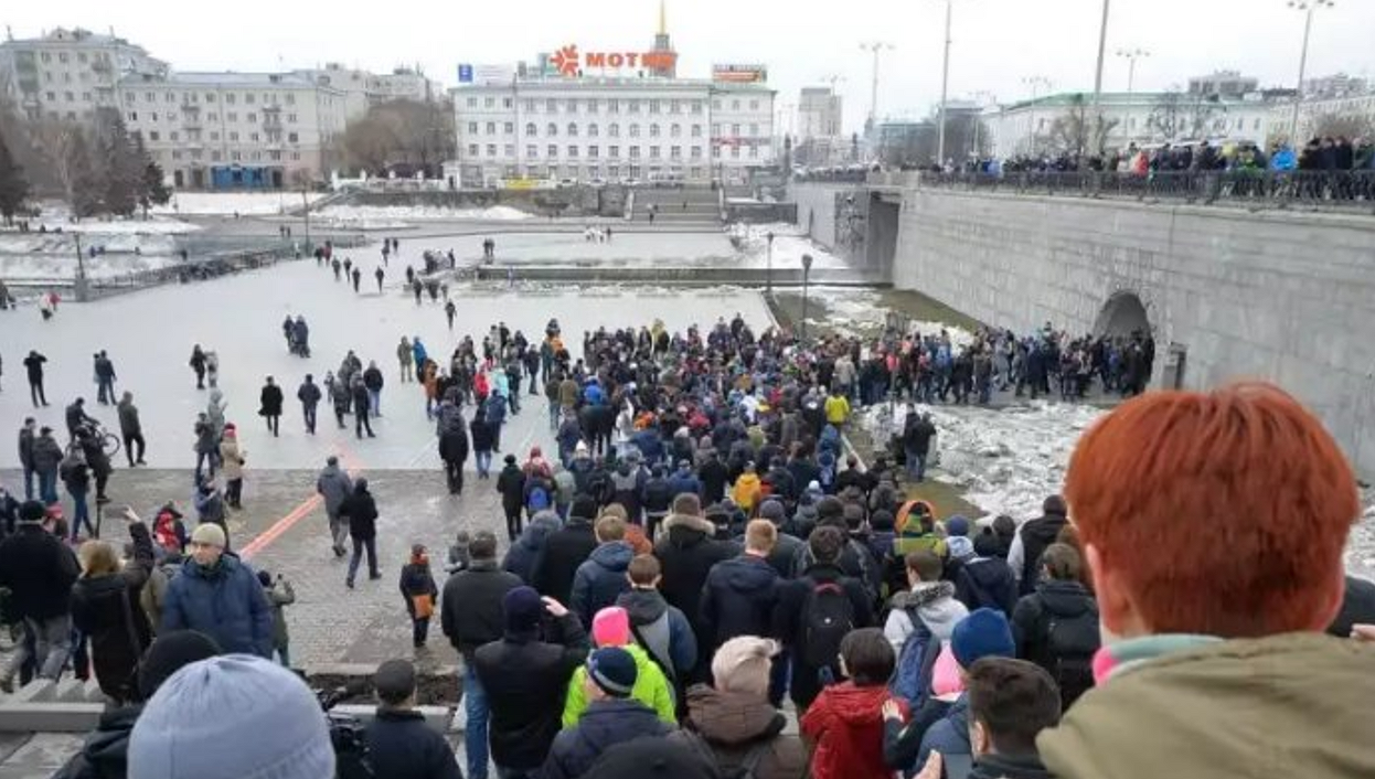 <p>Жители Екатеринбурга, участвующие в акции, идут к &laquo;Ельцин Центру&raquo;</p>