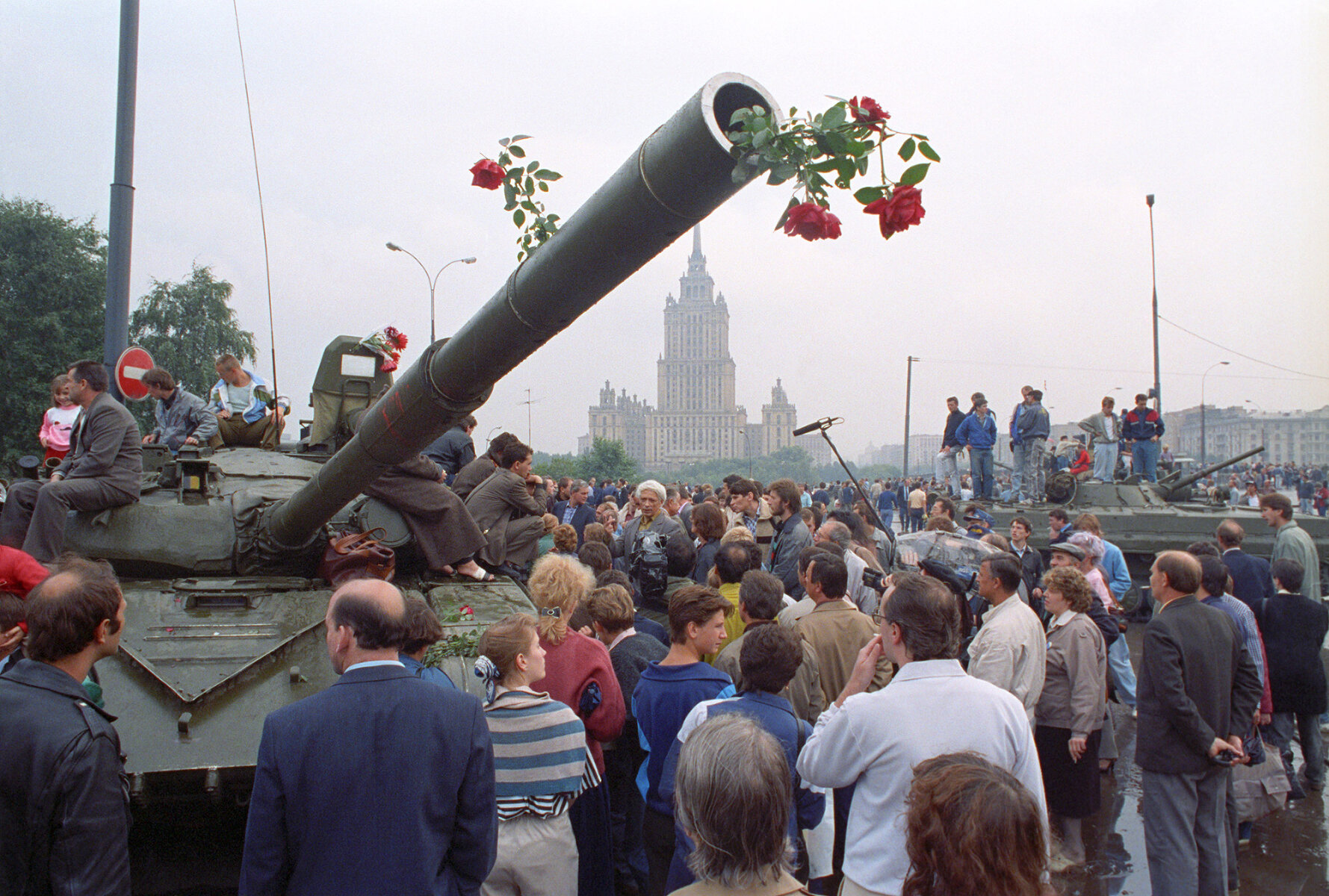 <p>Танки у Белого дома на Краснопресненской набережной, 20 августа 1991 года.&nbsp;</p>