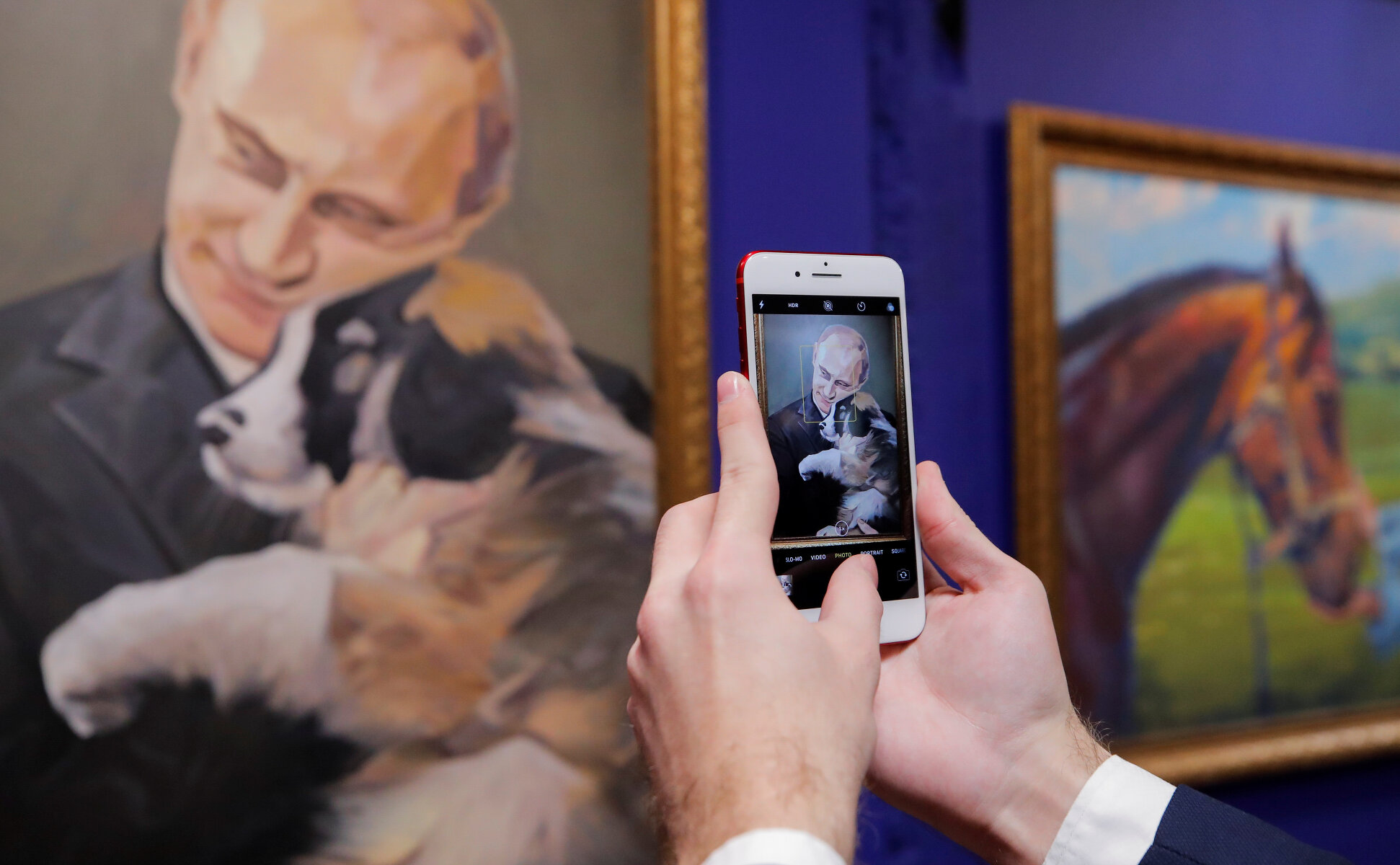 <p>Есть картины, изображающие Путина как любителя животных. На одной картине он обнимает щенка, а на другой&nbsp;&mdash; леопарда.</p>