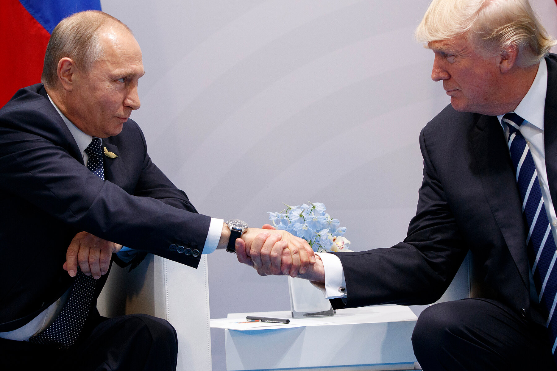 <p>Президент Трамп и президент Путин впервые встретились на полях конференции G20 в 2017 году в Гамбурге. Американский президент <a href="https://www.reuters.com/article/us-g20-germany-trump-putin-talks-idUSKBN19S24E" target="_blank">назвал</a> возможность встретиться с Путиным &laquo;честью&raquo;, а сама встреча проходила на фоне обвинений в сторону России во вмешательстве в американские выборы 2016 года. Особое внимание СМИ тогда <a href="https://meduza.io/shapito/2017/07/07/pervoe-rukopozhatie-trampa-i-putina-nikto-nikogo-ne-peretyanul" target="_blank">уделили</a> непосредственно первому рукопожатию президентов в кулуарах G20: Трамп был известен попытками перетянуть руку оппонента на себя, но в этот раз не стал или не смог следовать своей привычной манере.</p>