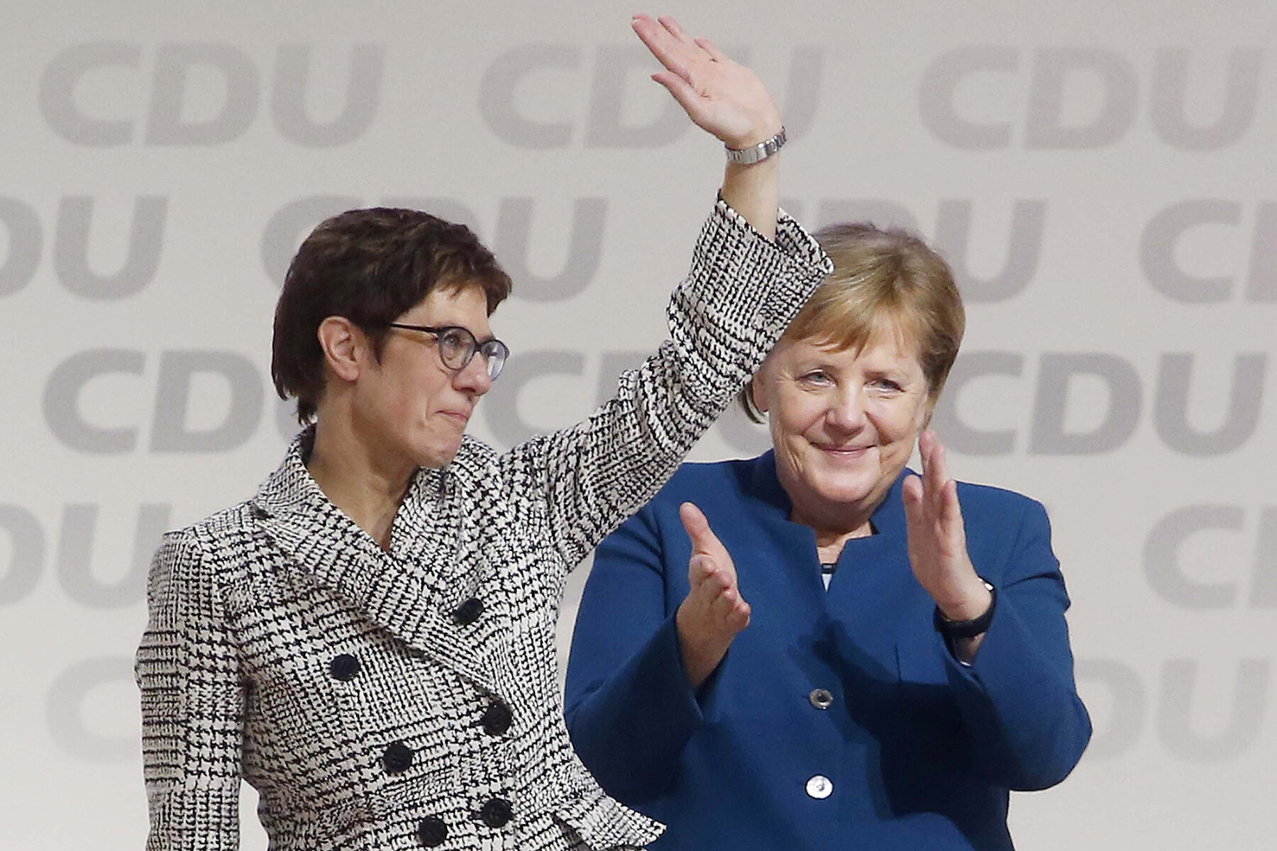 <p>Меркель поздравляет с победой свою протеже Аннегрет Крамп-Карренбауэр, которой канцлер уступила пост председателя ХДС, Гамбург, 7 декабря 2018 года</p>

<p>Крамп-Карренбауэр должна была стать преемницей Меркель и на посту федерального канцлера на выборах 2021 года, но в 2020 году объявила о собственной&nbsp;отставке из-за внутрипартийного кризиса.</p>