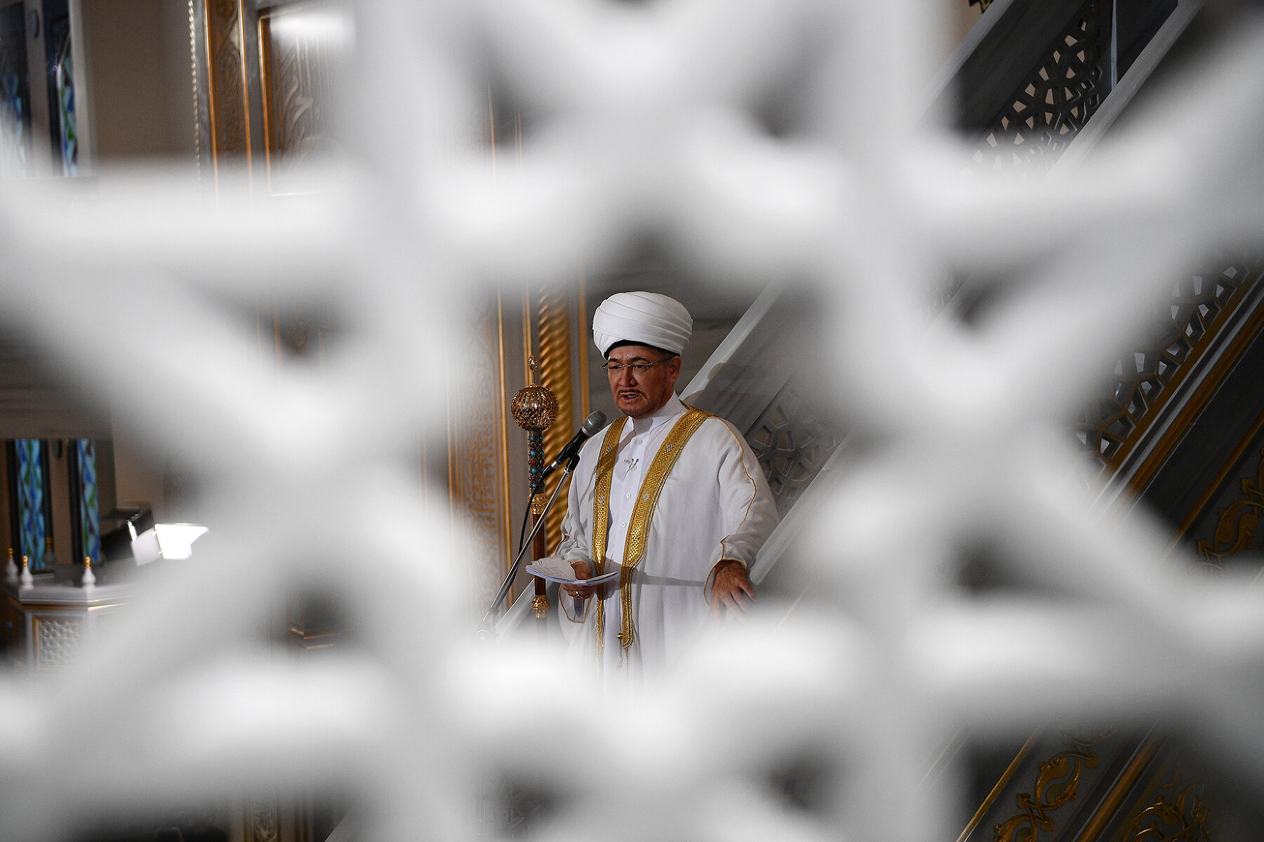 <p>Председатель совета муфтиев России Равиль Гайнутдин читает молитву в Московской Соборной мечети</p>
