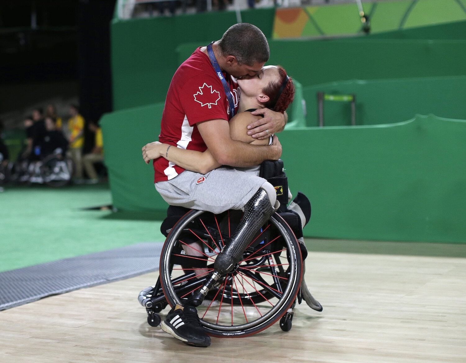 <p>16 сентября. Рио-де-Жанейро, Бразилия. Игрок баскетбольной команды&nbsp;Канады на колясках&nbsp;Адам Лансиа целует свою жену после матча на Паралимпийских играх.</p>