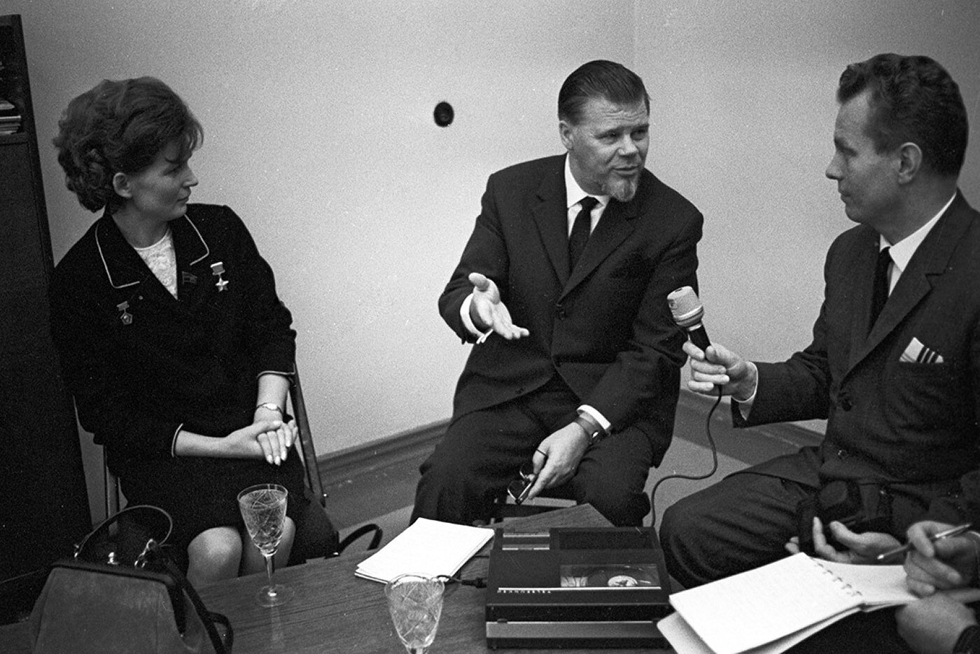 <p>Герой Советского Союза Валентина Терешкова дает интервью финским журналистам из журнала APU, 1967</p>