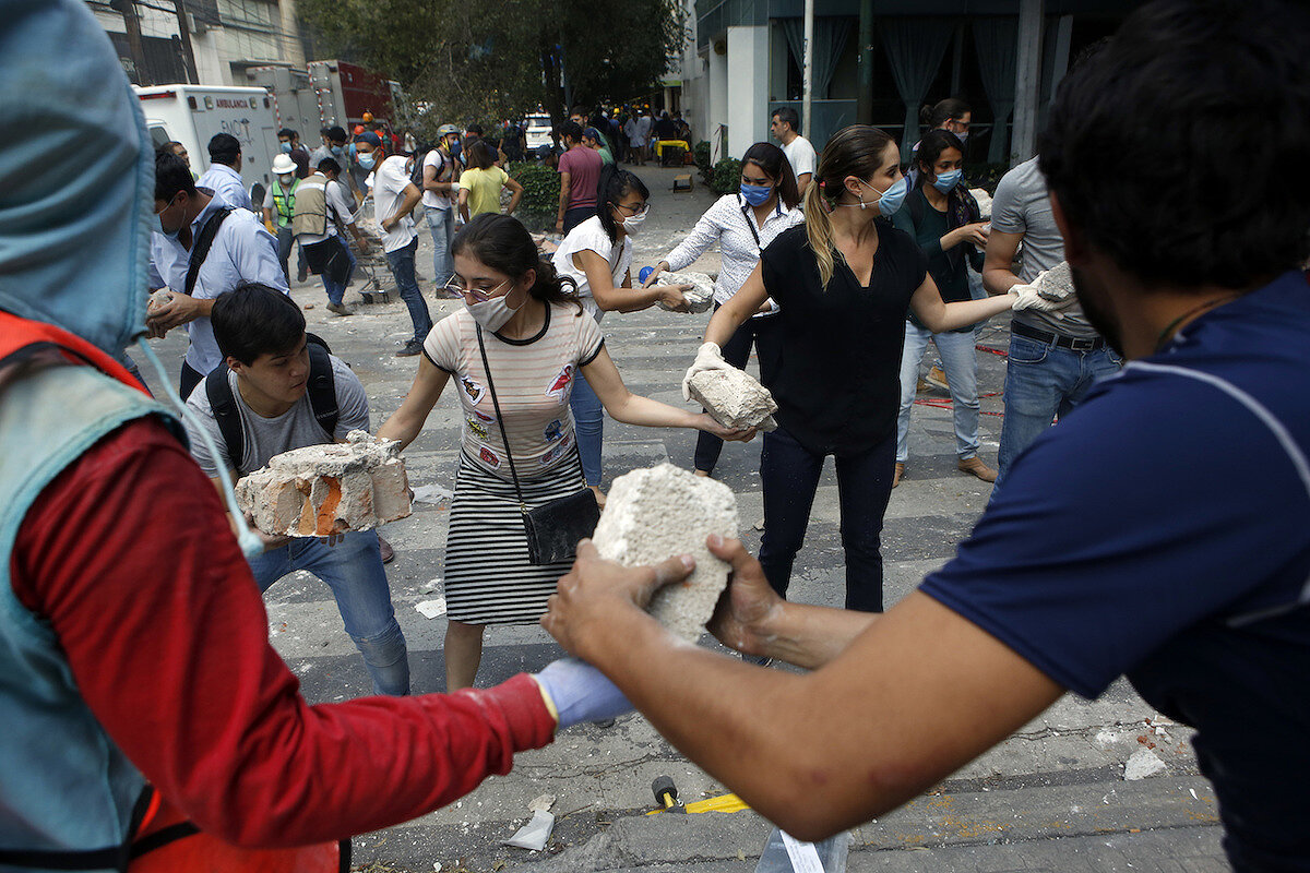 <p><strong>19 сентября. Мехико, Мексика</strong></p>

<p>Волонтеры разбирают завалы здания, которое рухнуло во время <a href="https://tvrain.ru/galleries/zemletrjasenie_v_meksike-445314/" target="_blank">землетрясения</a>.</p>