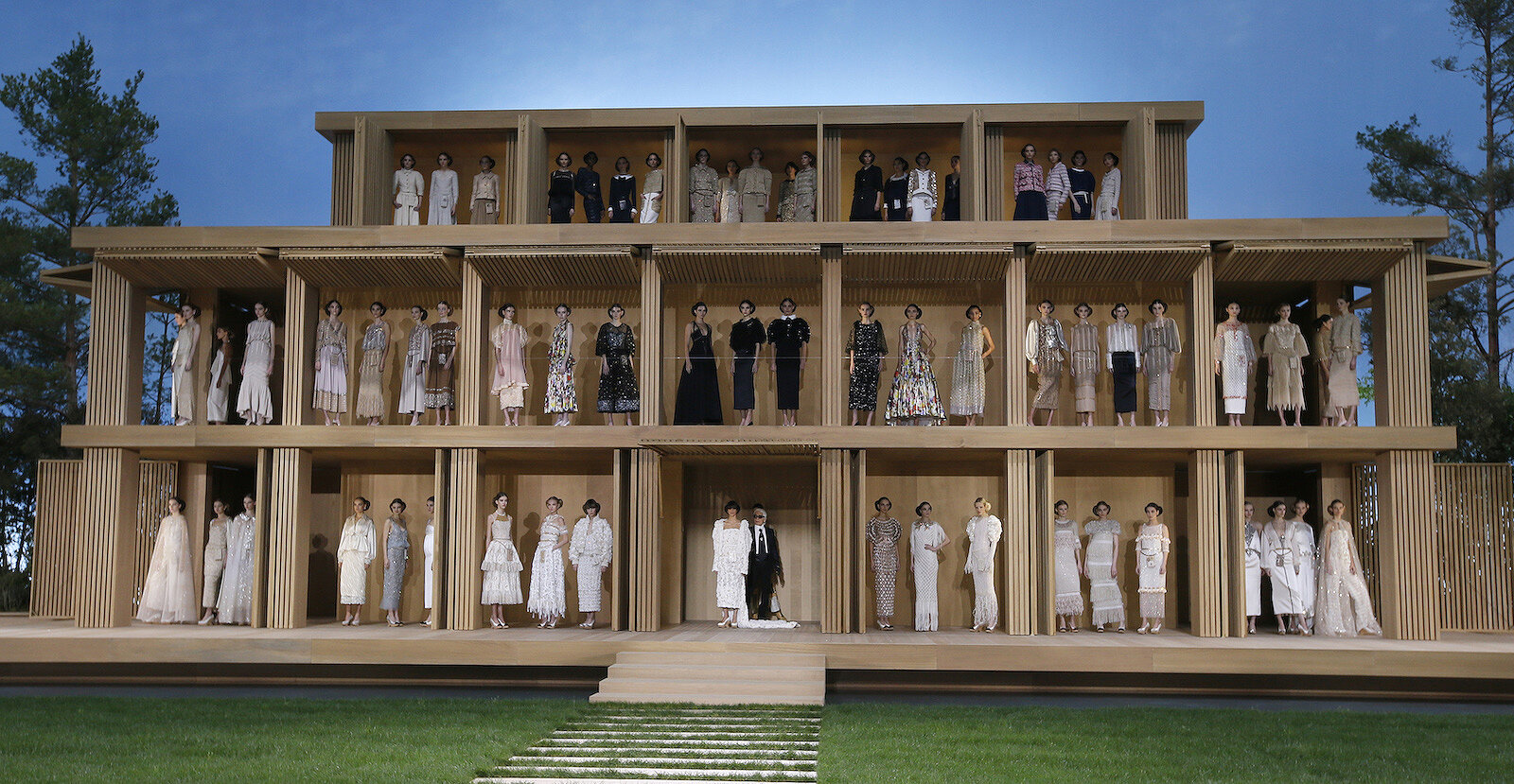 <p>Лагерфельд (в нижнем ряду в центре) вышел на сцену в финале показа Chanel в рамках Недели высокой моды в Париже в 2016 году.</p>