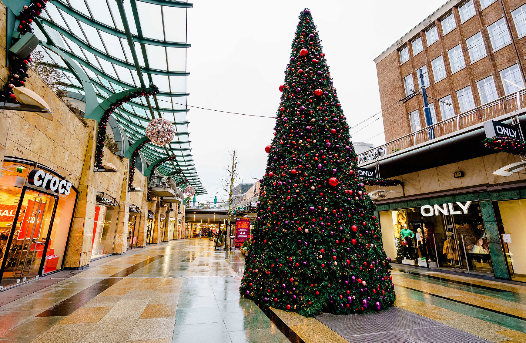 <p>Рождественская елка в торговом центре, закрытом на карантин из-за нового штамма коронавируса, Роттердам, 19 декабря 2021 года</p>