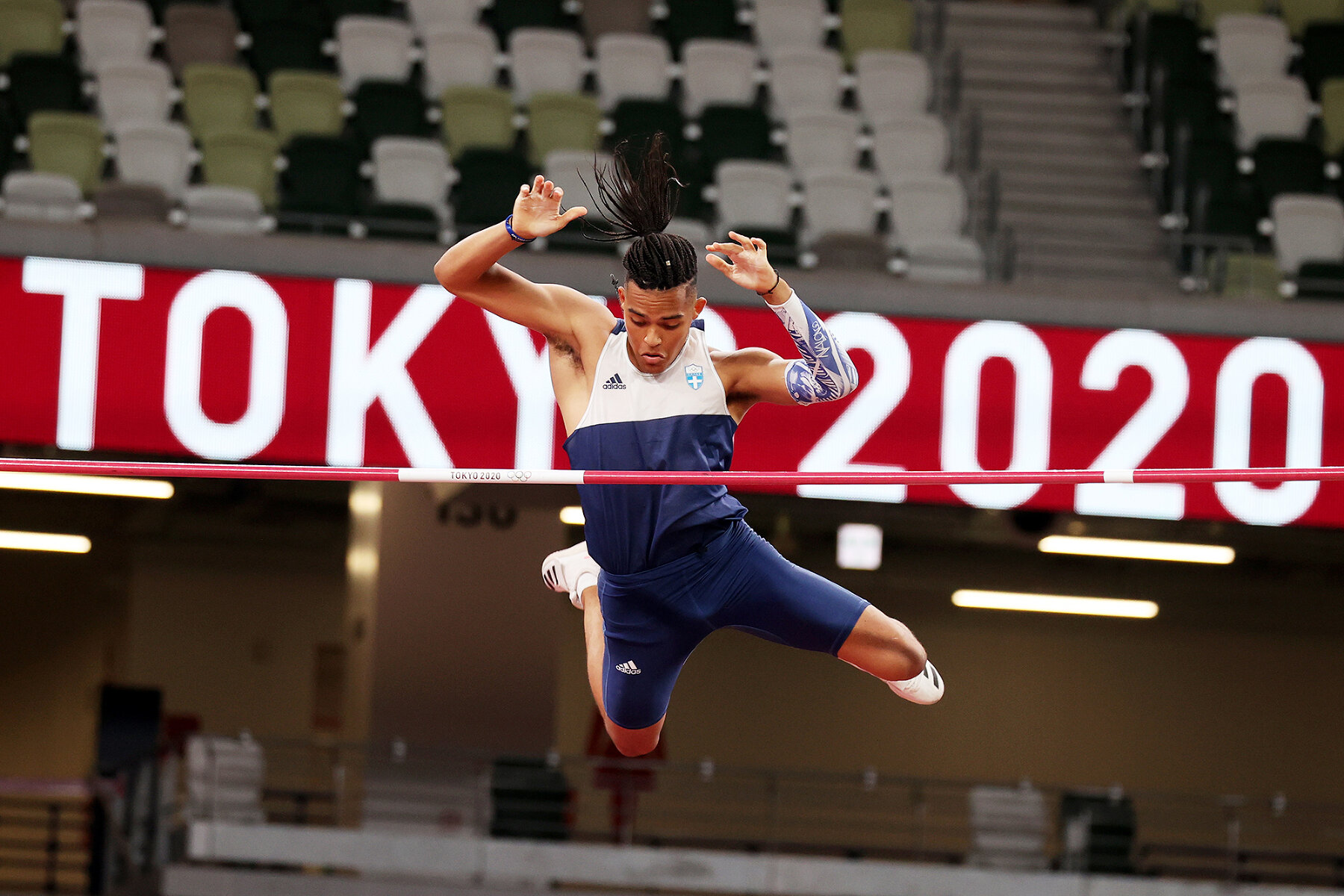 <p>Эммануил Каралис из Греции участвует в финале соревнований по прыжкам с шестом, 3 августа 2021 года</p>