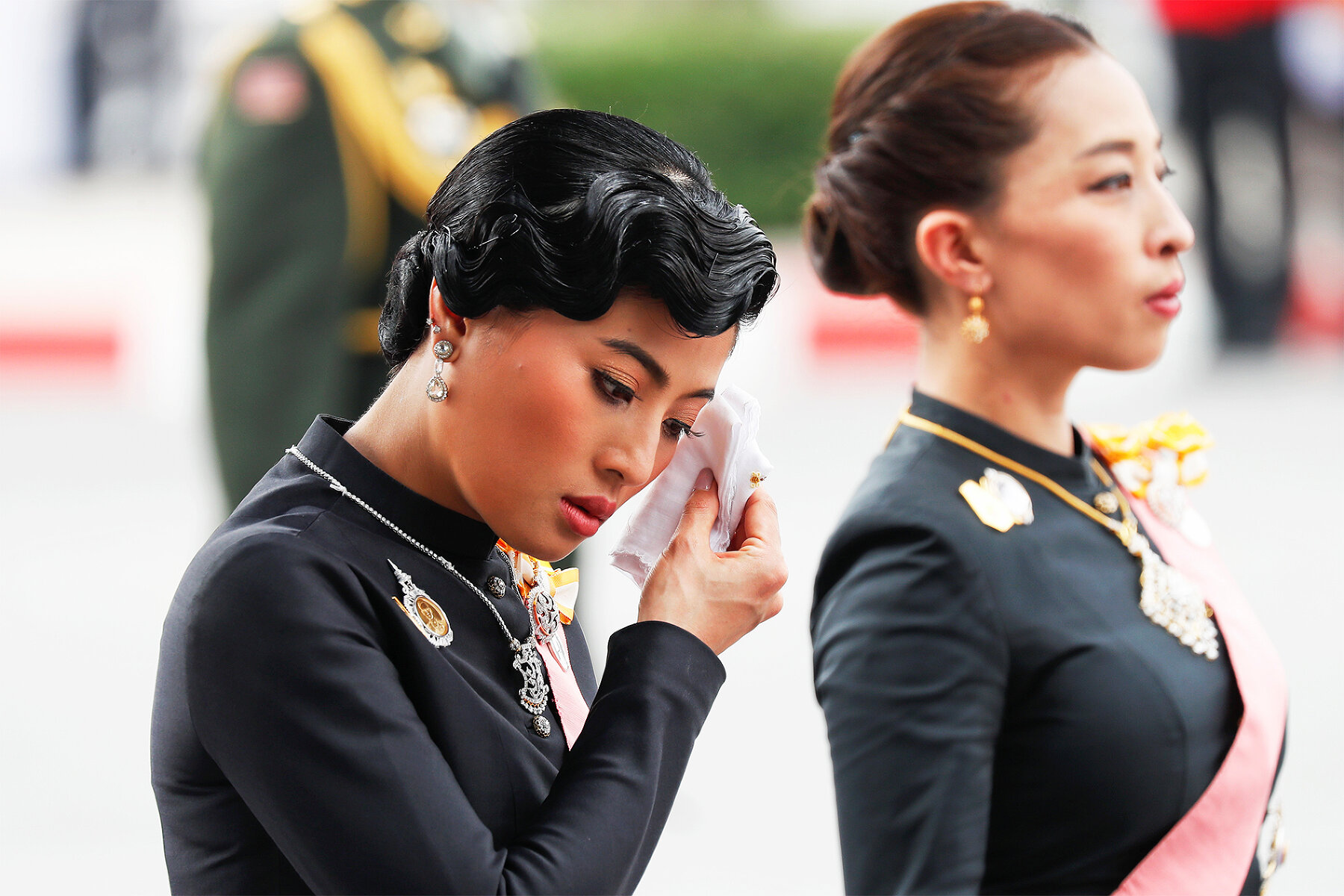 <p>Принцессы Таиланда Сириваннавари Нариратана и Байракитийабха принимают участие в королевском шествии покойного короля Пумипонома Адульядета в Большом дворце в Бангкоке.</p>