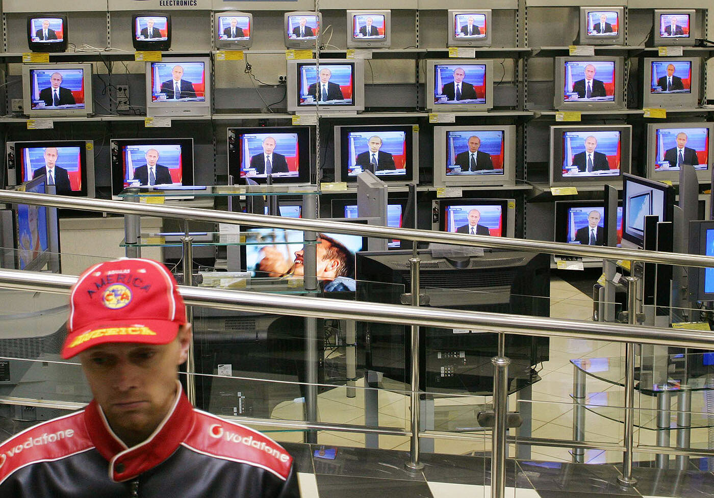 <p>Москва, 2006 год. Мужчина в магазине электроники во время трансляции</p>
