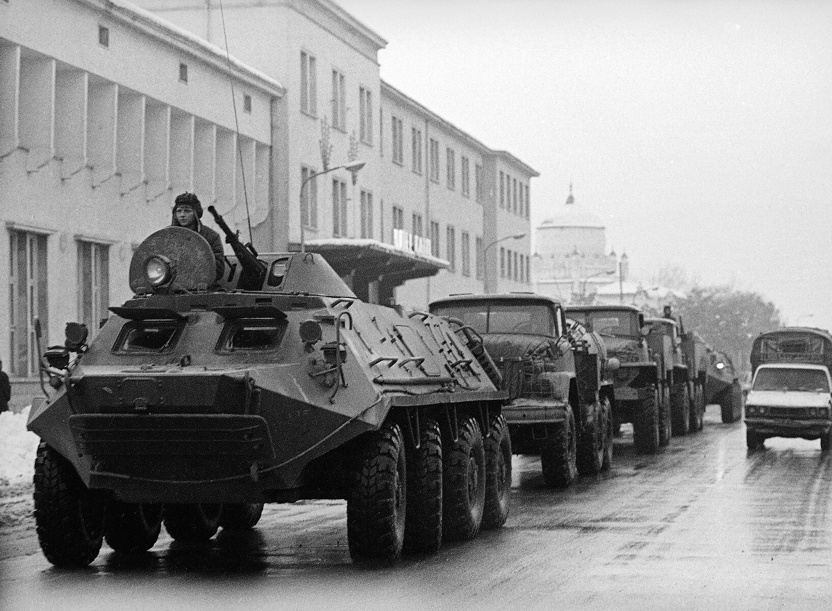 <p>Колонна советской техники движется в потоке гражданских машин в центре Кабула, 9 февраля 1980 года</p>