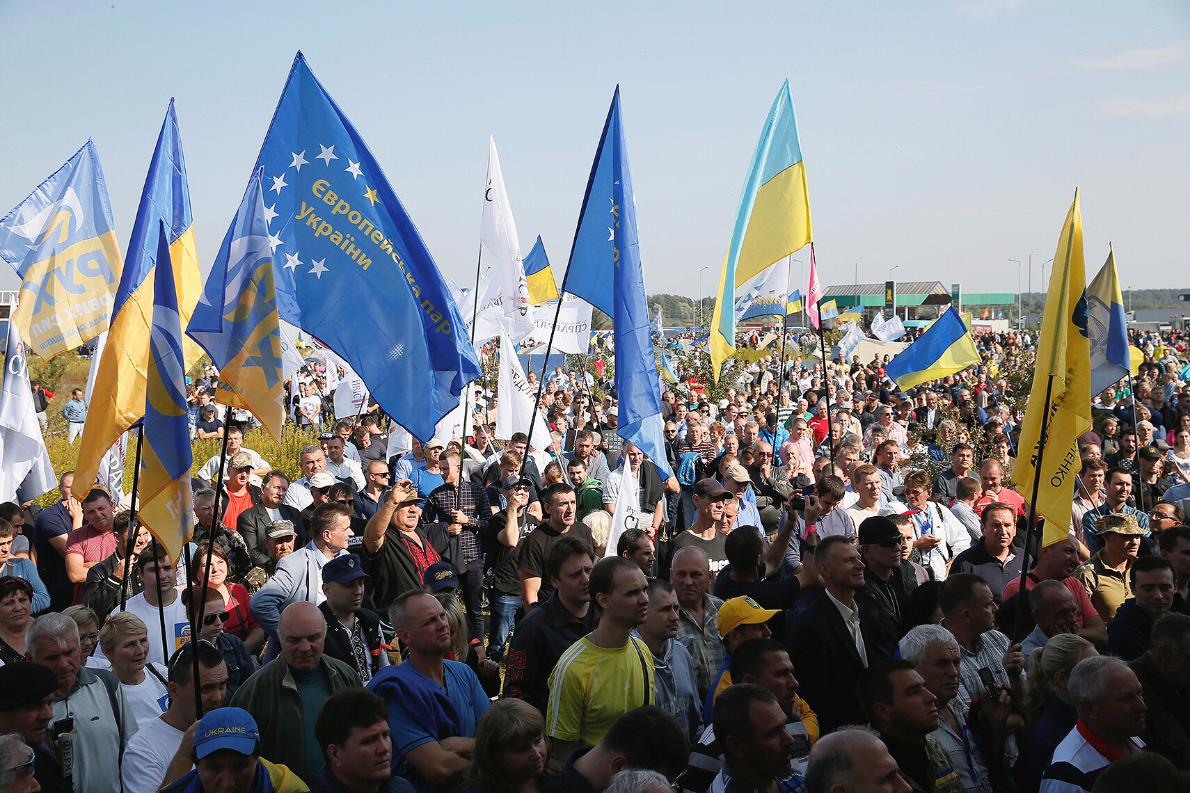 <p>Сторонники Саакашвили на&nbsp;митинге возле контрольно-пропускного пункта на границе Польши и Украины в Краковце.</p>